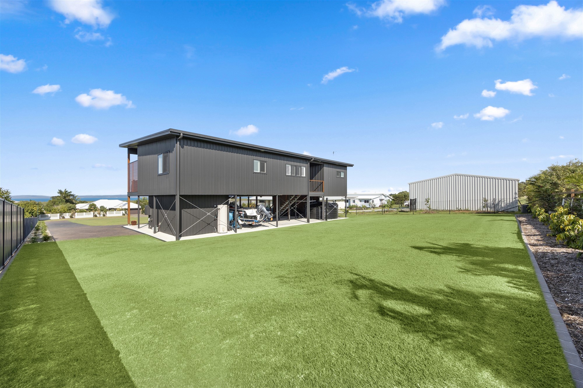 MODERN DESIGNER HOME WITH VIEWS 7