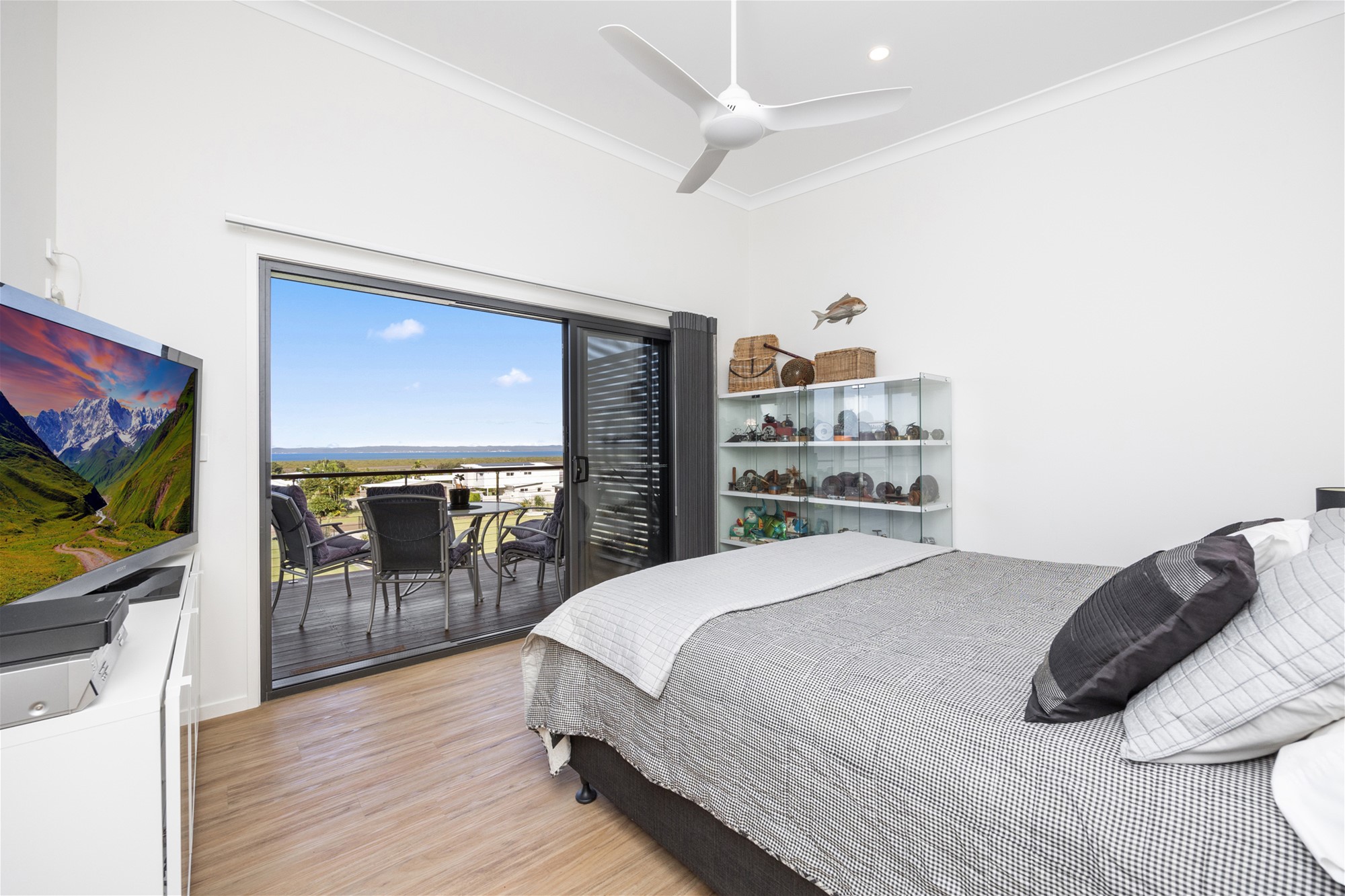 MODERN DESIGNER HOME WITH VIEWS 13