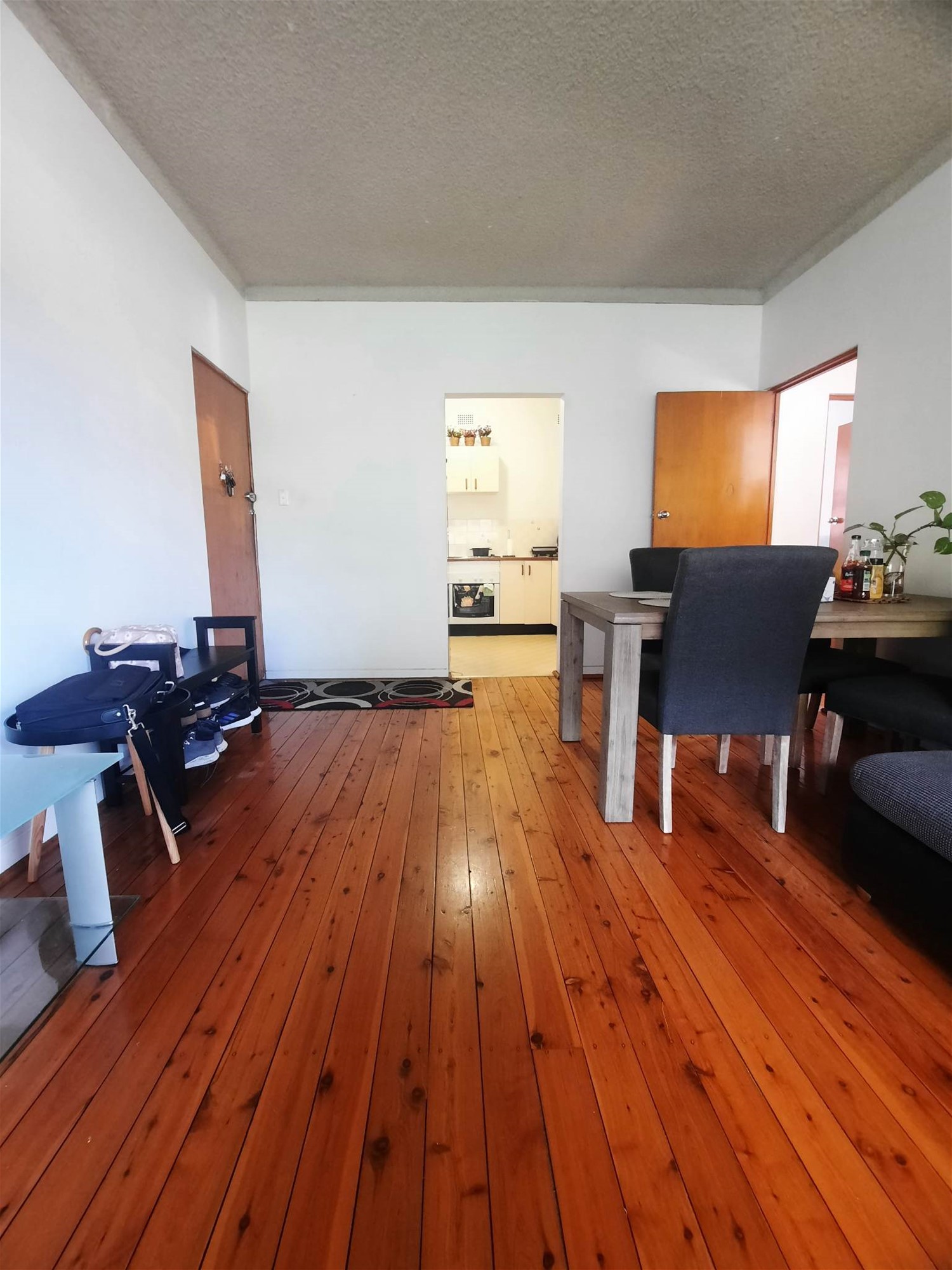 Large 2 Bedroom unit in 4