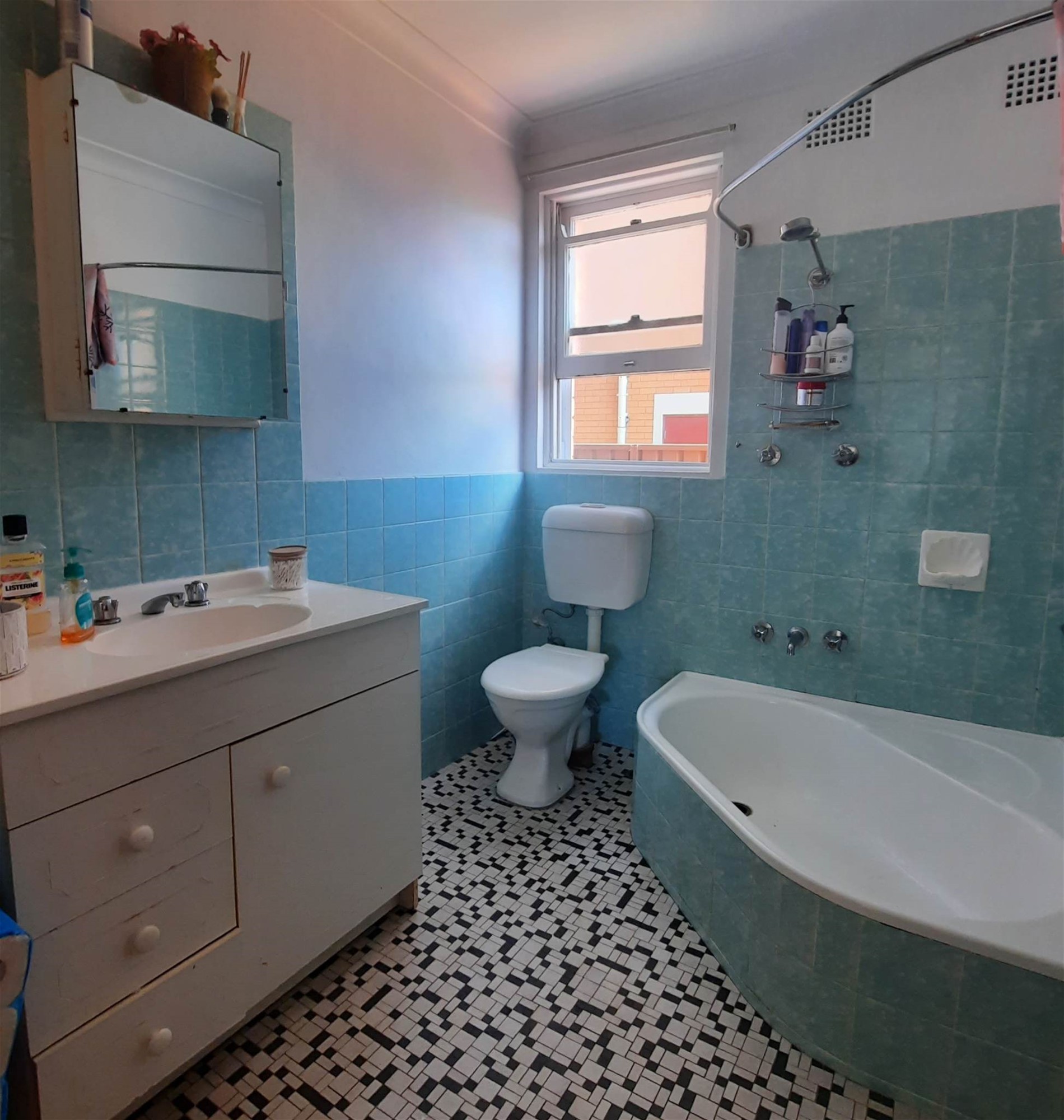 Large 2 Bedroom unit in 9