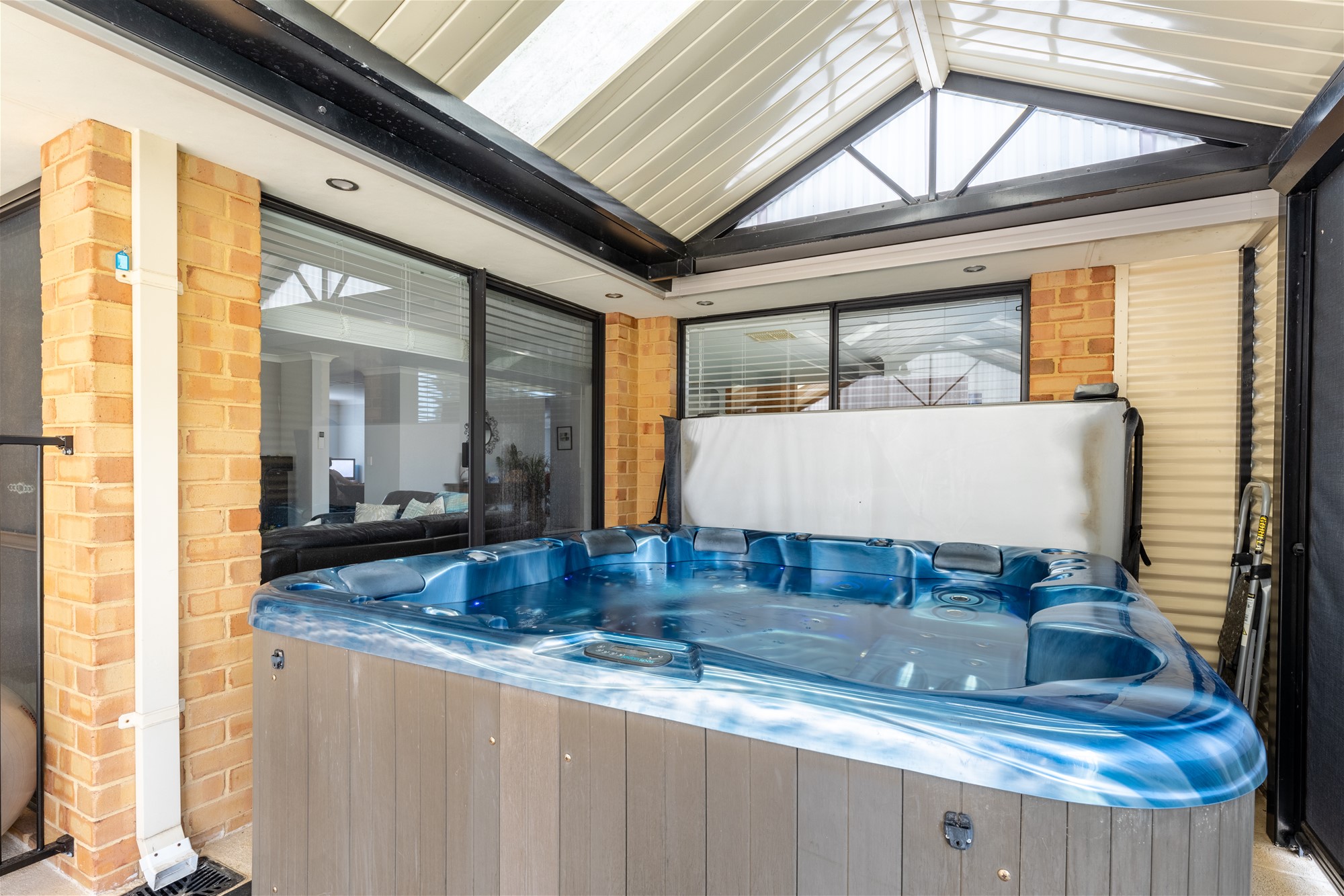 UNDER OFFER 28