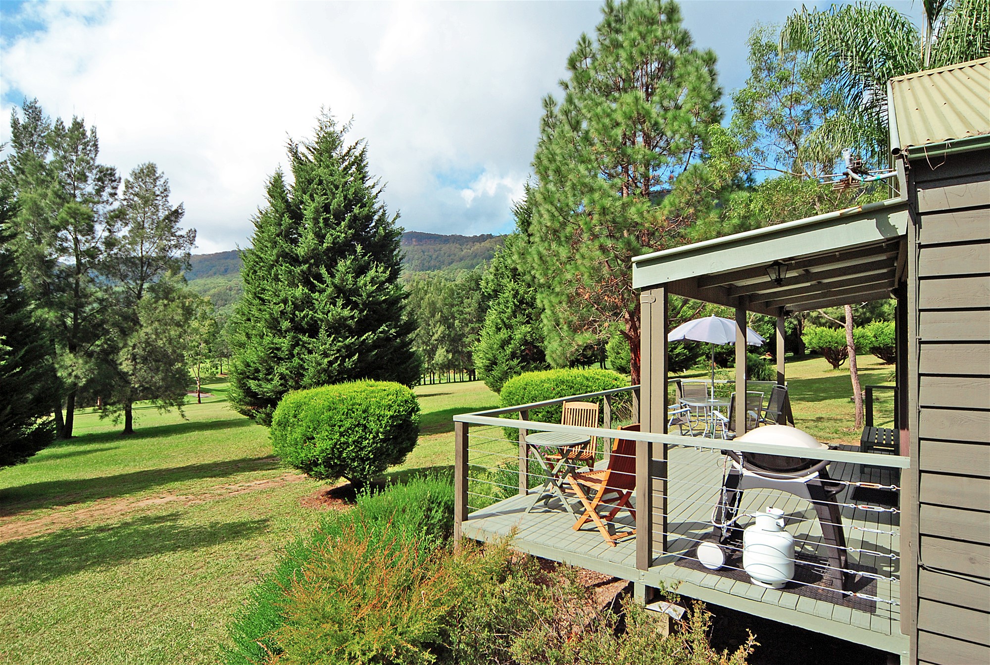 Kangaroo Valley lifestyle, golf course views, 2 hours from Sydney – Classic holiday shack + Income