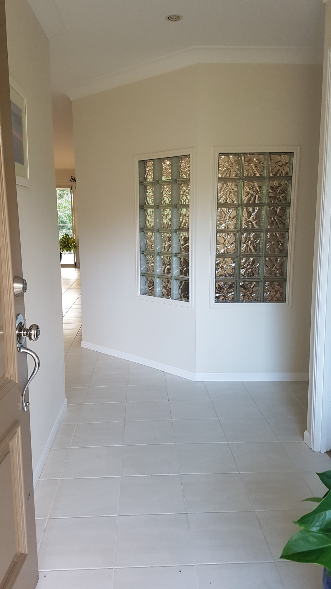 SPACIOUS HOME WITH FREINDLY BIRD 12