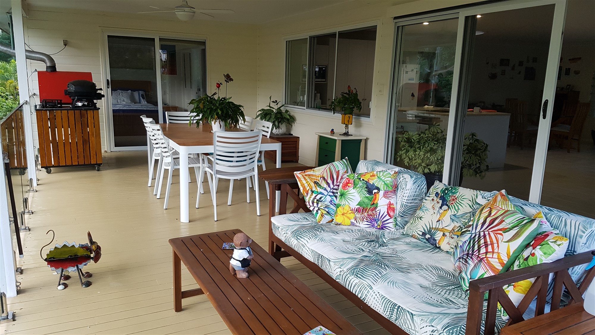 SPACIOUS HOME WITH FREINDLY BIRD 14