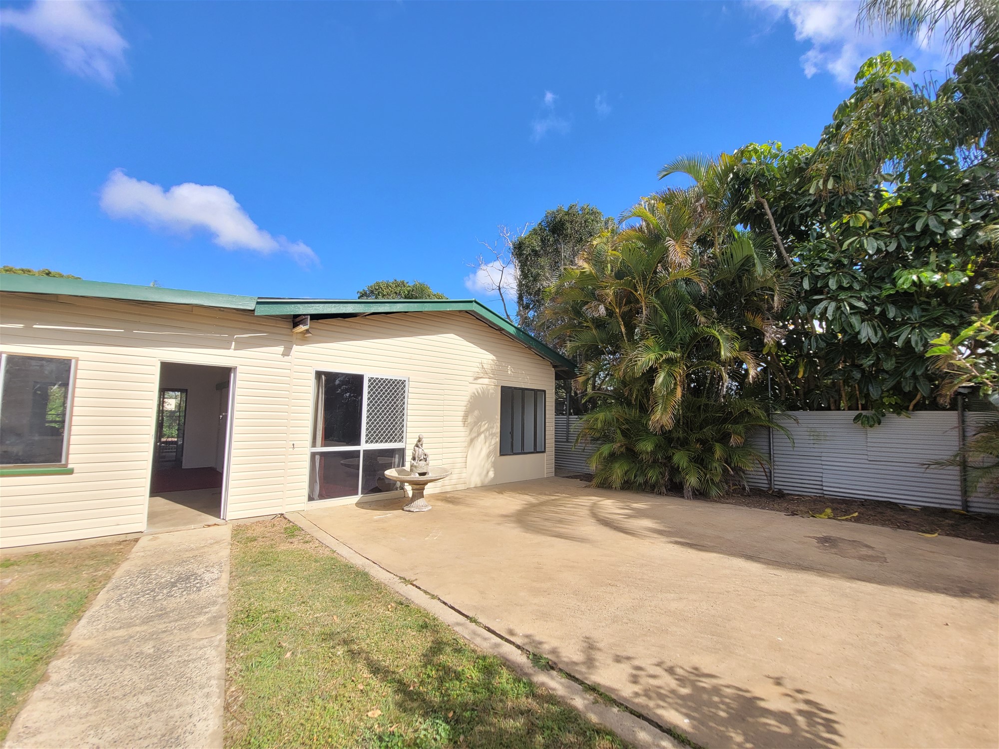3 bedroom house with 2 12