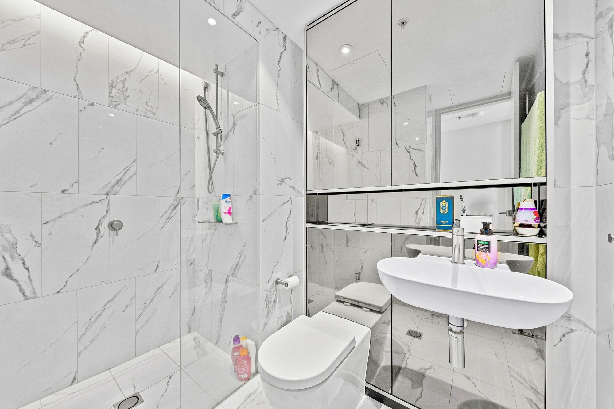 Luxury two beds apartment with 8