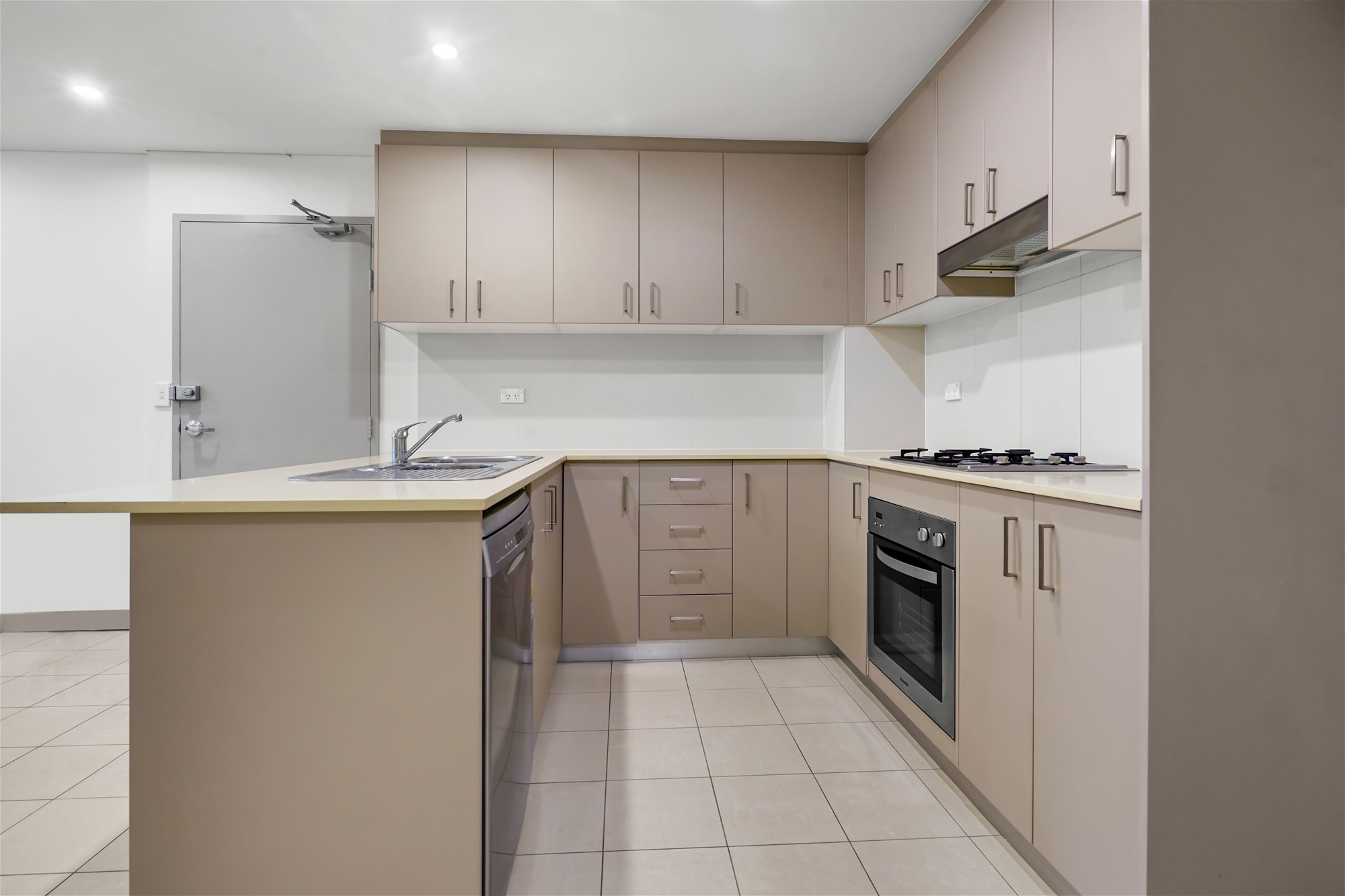 Ground Floor Apartment with Huge 6