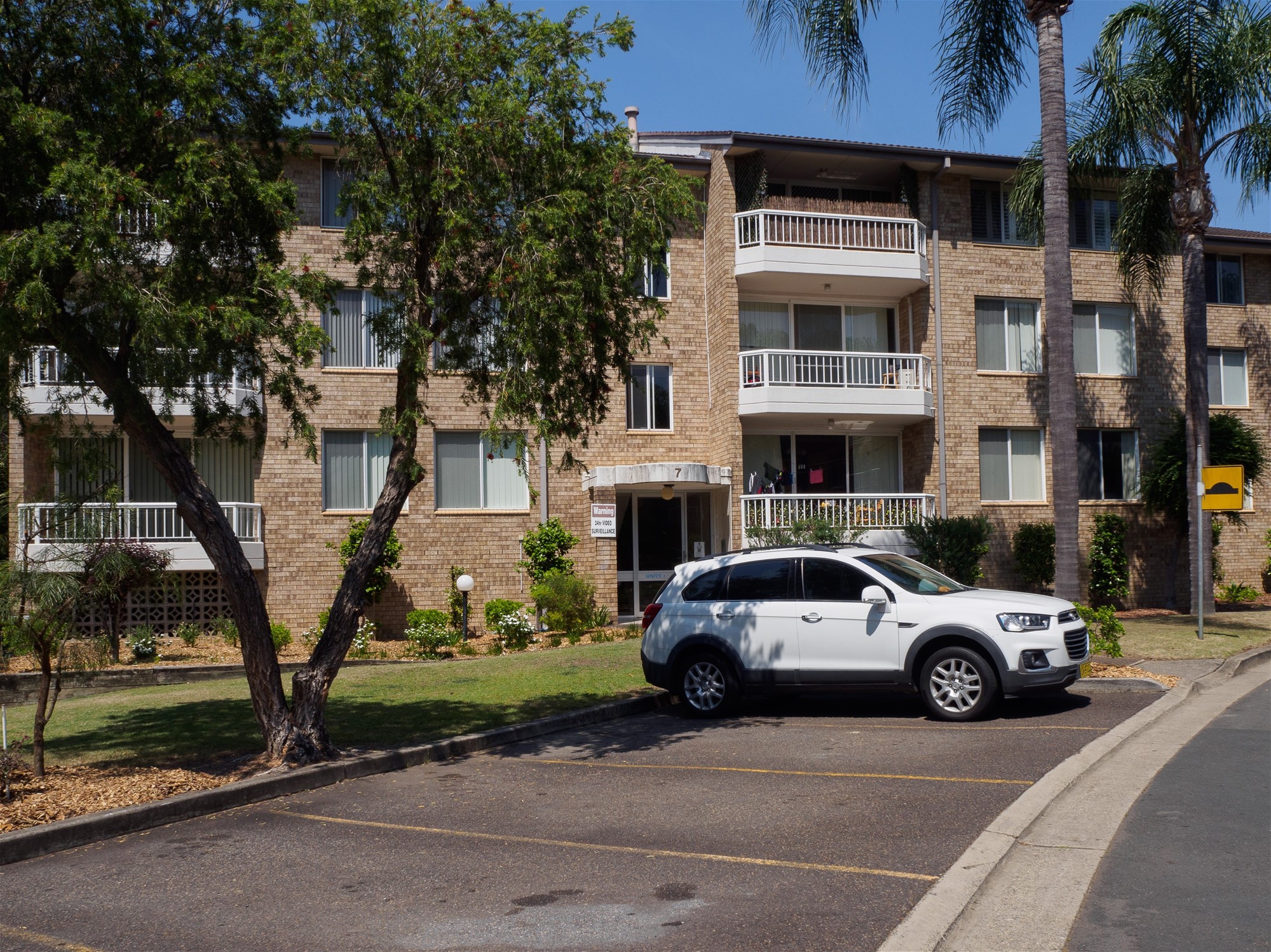 Under Offer – Lake side apartment with pool and tennis courts. Walk to everything!