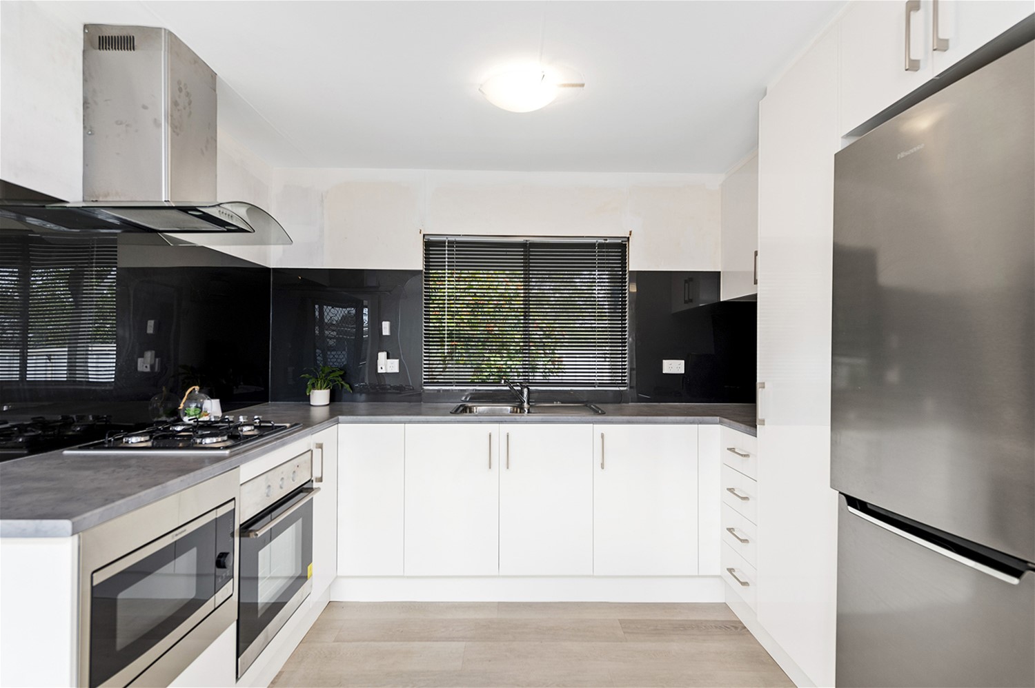 UNDER CONTRACT – DEPOSIT TAKEN 6