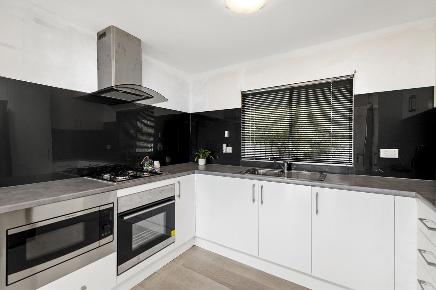UNDER CONTRACT – DEPOSIT TAKEN 3