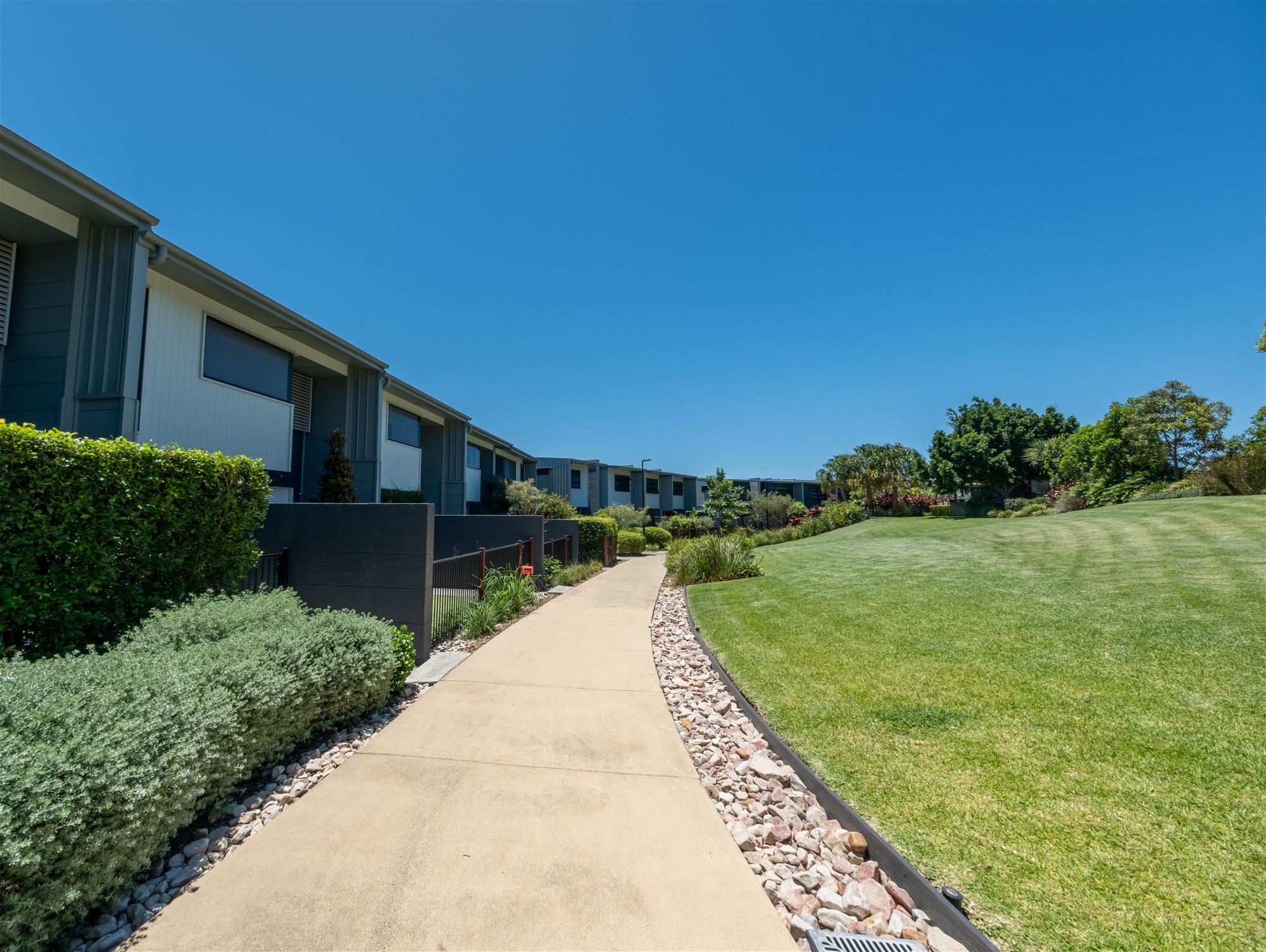 Luxury 4-Bedroom Townhouse in Tranquil 16