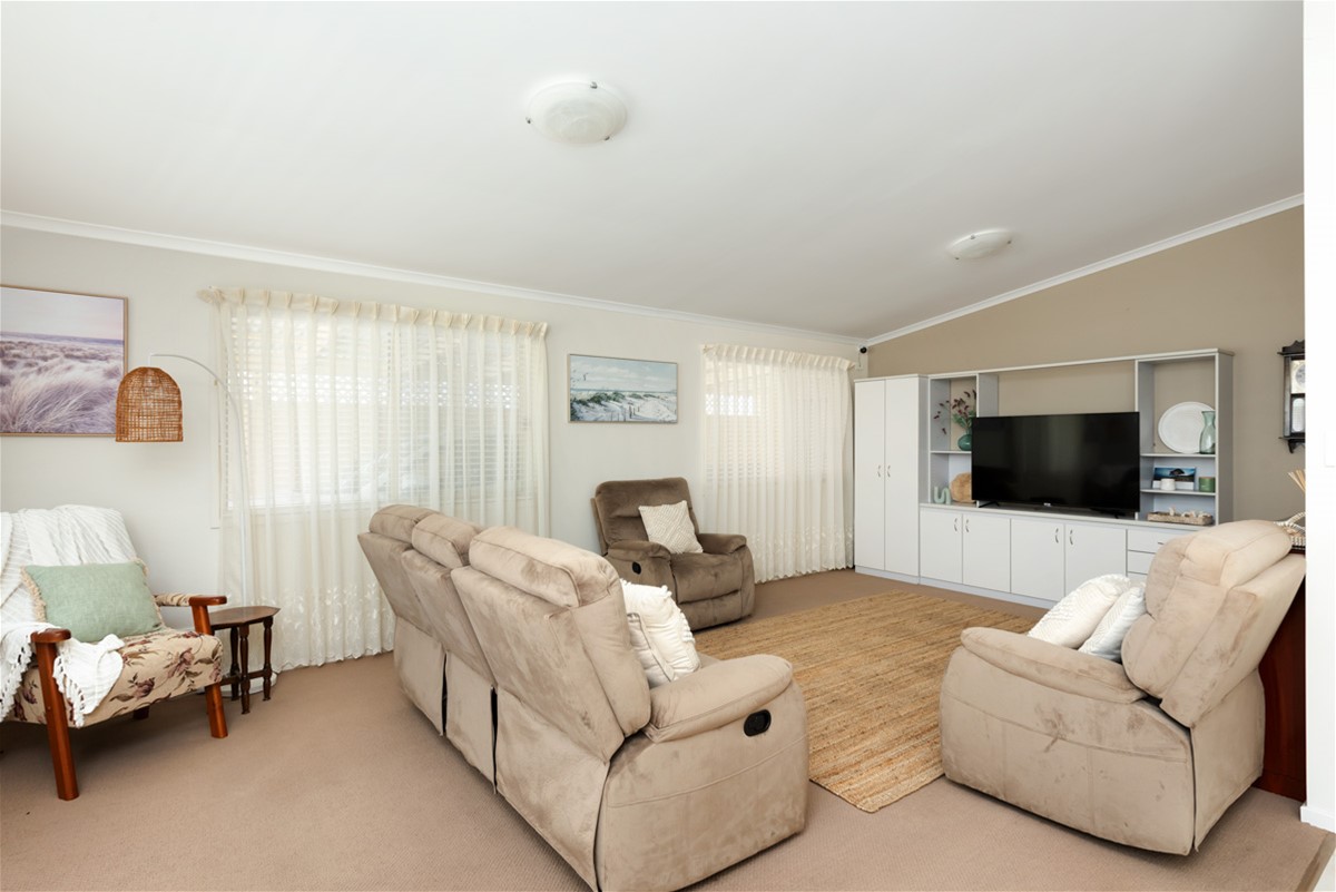 Large 2-bedroom Seaside Home! = 4