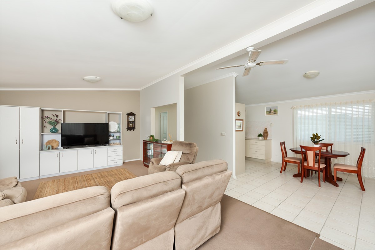 Large 2-bedroom Seaside Home! = 5