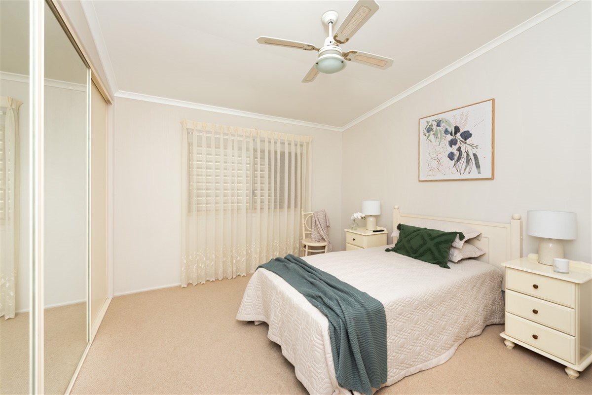 Large 2-bedroom Seaside Home! = 8