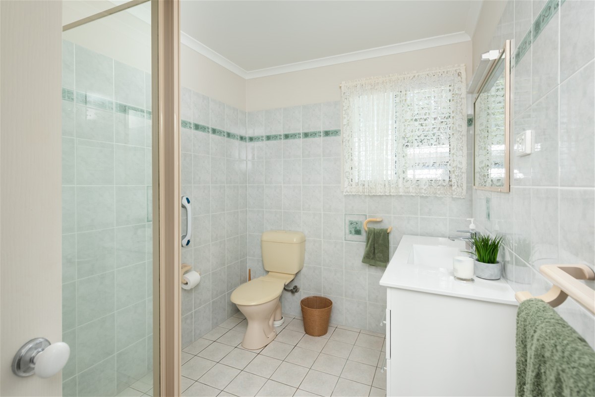 Large 2-bedroom Seaside Home! = 9