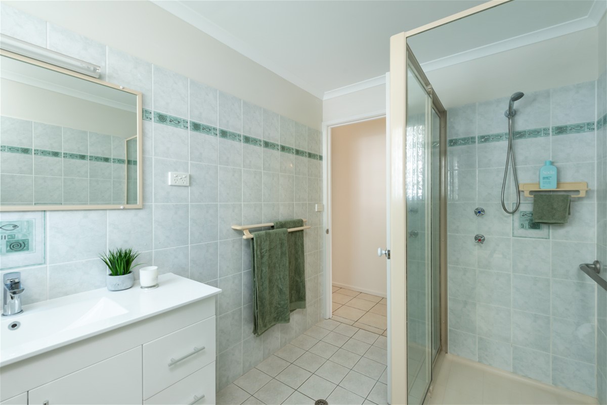 Large 2-bedroom Seaside Home! = 10