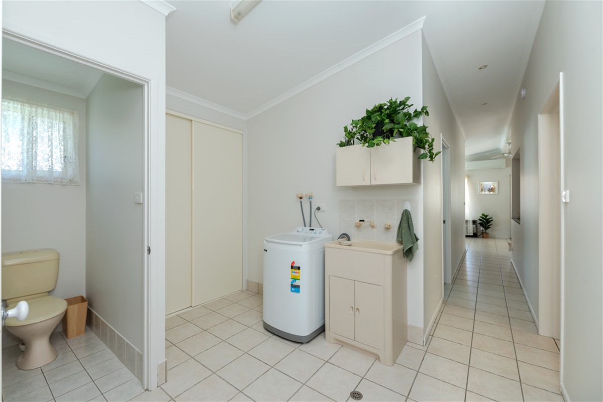 Large 2-bedroom Seaside Home! = 11