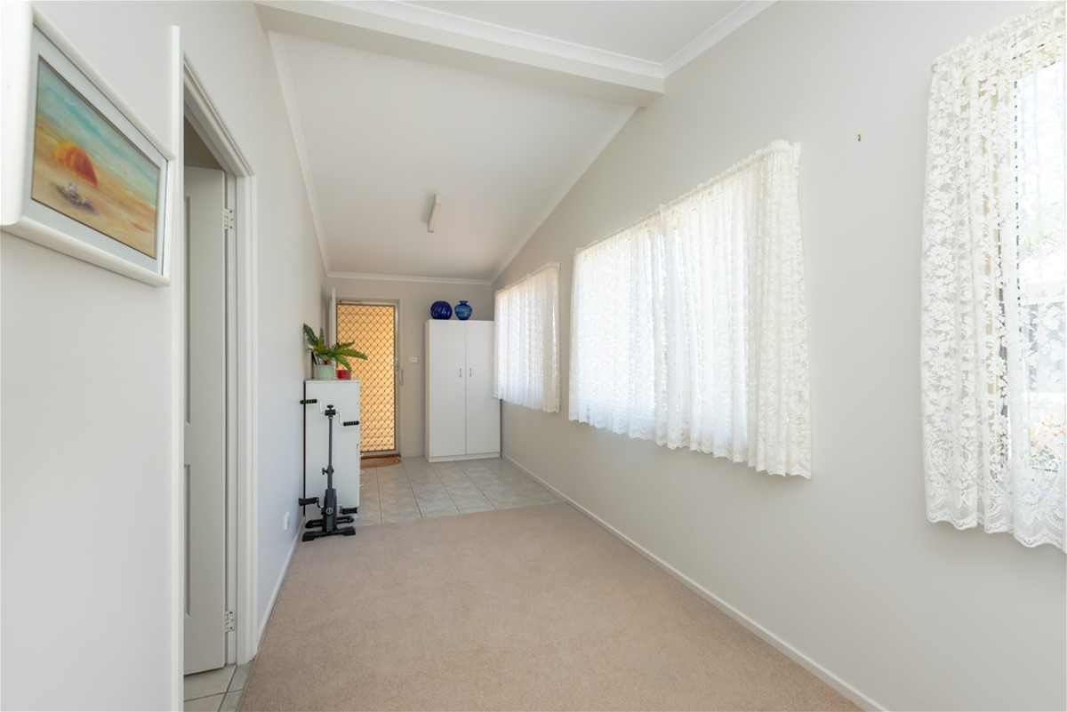 Large 2-bedroom Seaside Home! = 12