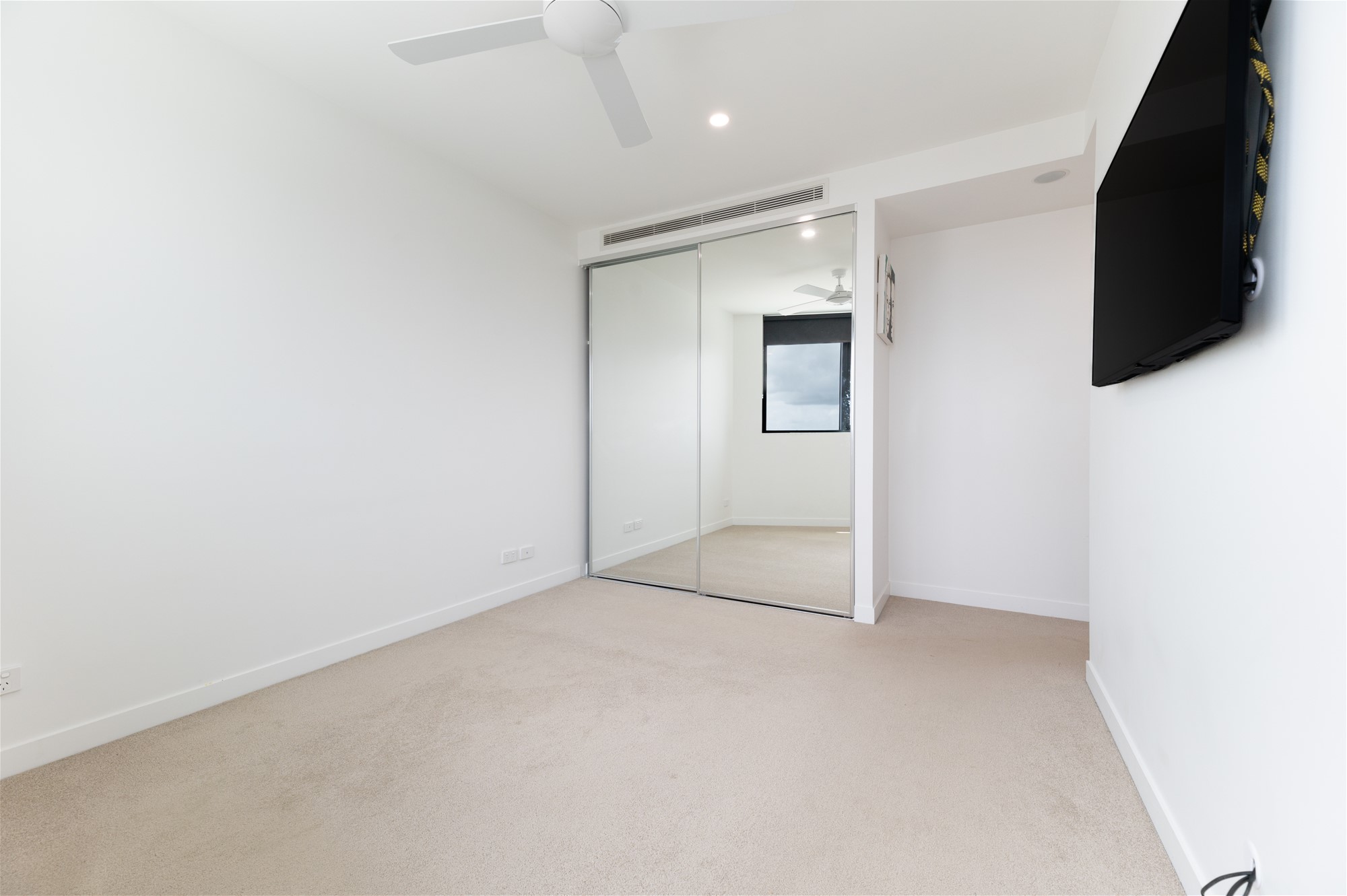 Riverside Elegant Living: Portside 2-Bed/2 15