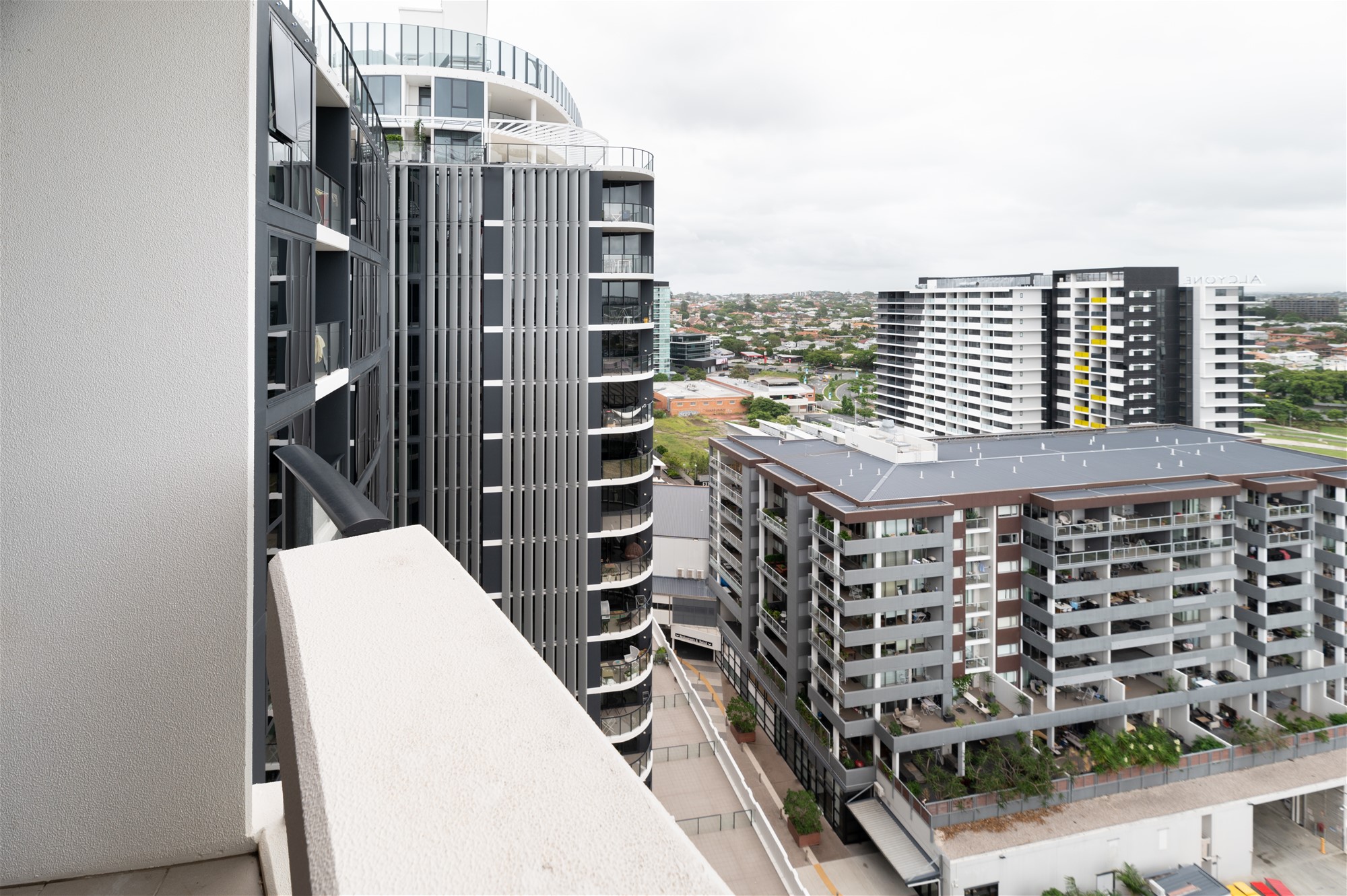 Riverside Elegant Living: Portside 2-Bed/2 23