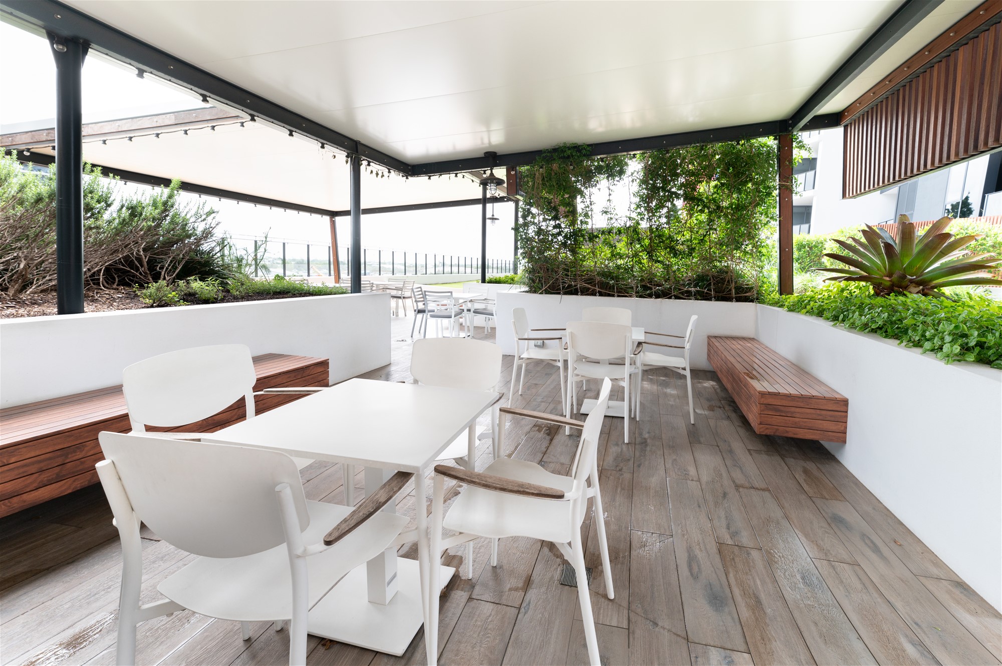Riverside Elegant Living: Portside 2-Bed/2 28