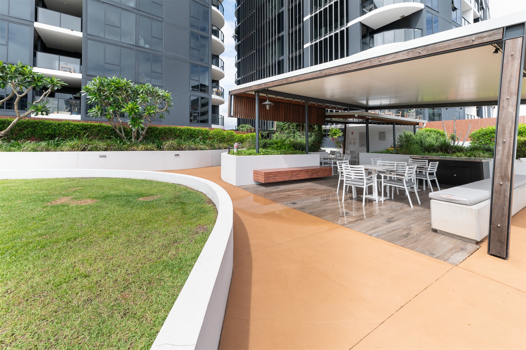 Riverside Elegant Living: Portside 2-Bed/2 31