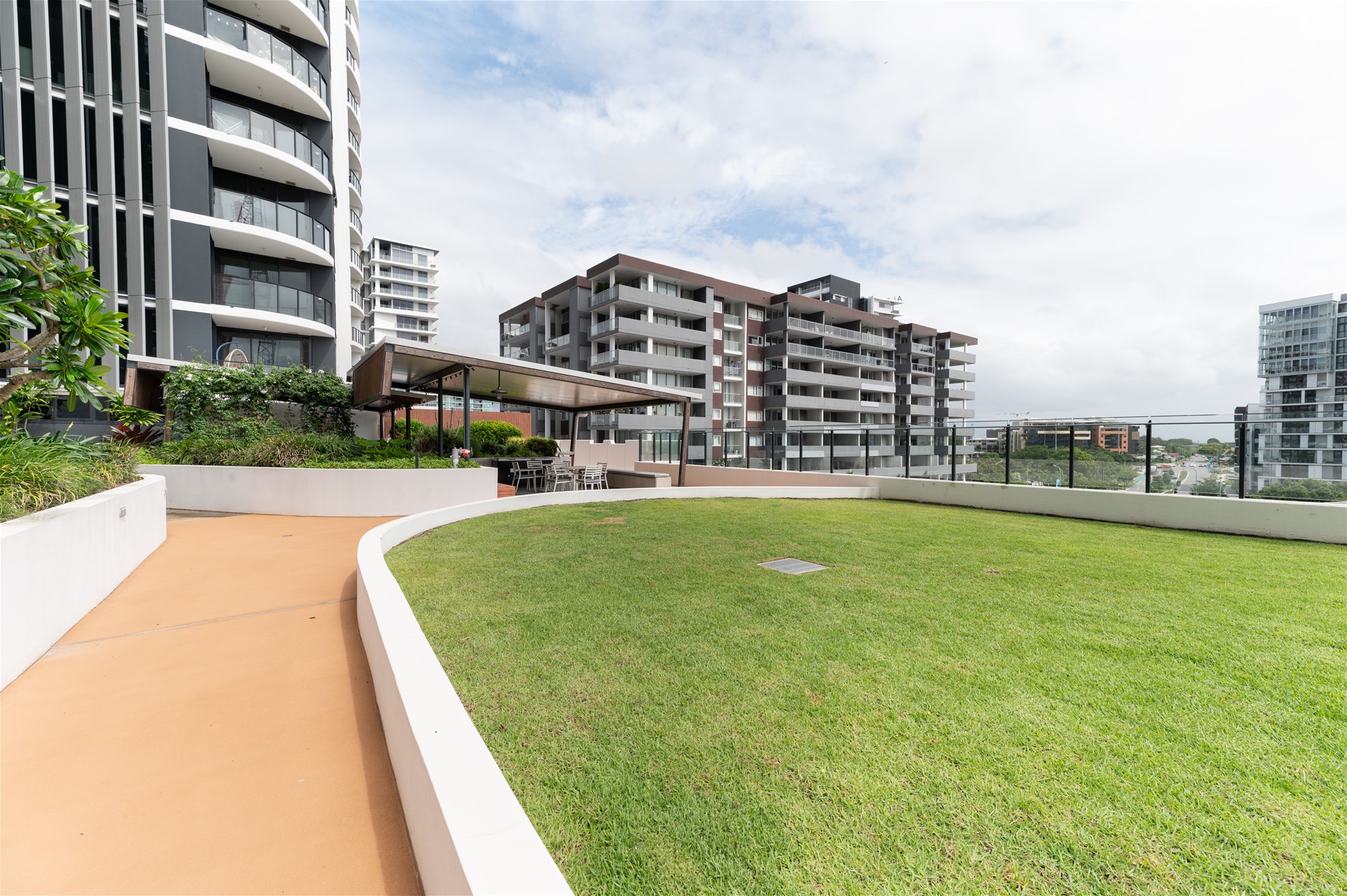 Riverside Elegant Living: Portside 2-Bed/2 3