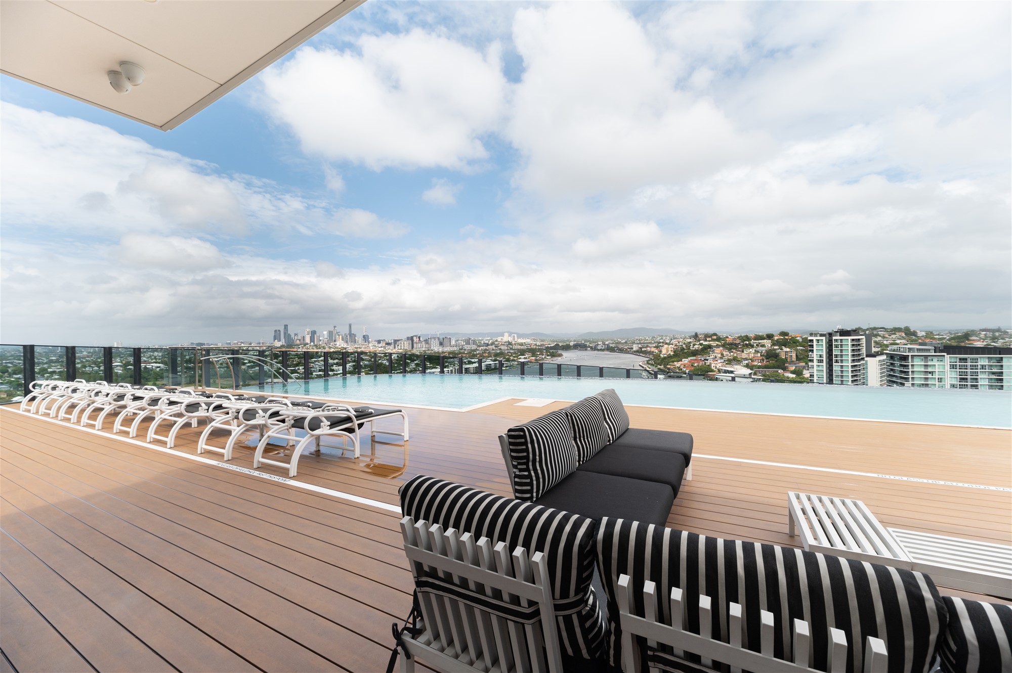 Riverside Elegant Living: Portside 2-Bed/2 33