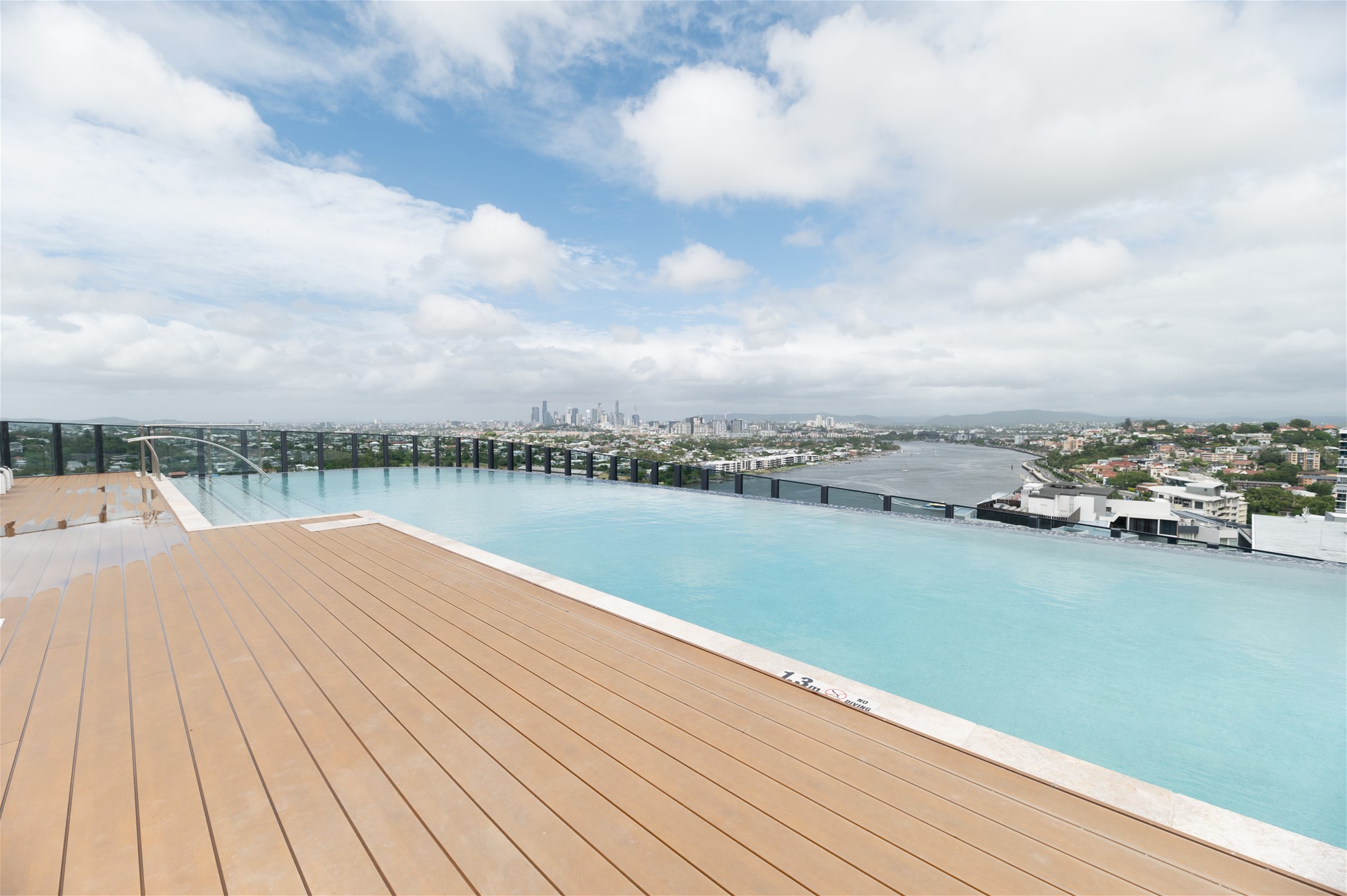 Riverside Elegant Living: Portside 2-Bed/2 34