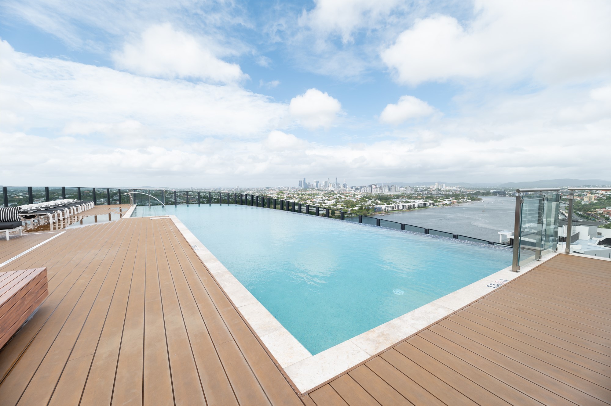 Riverside Elegant Living: Portside 2-Bed/2 35