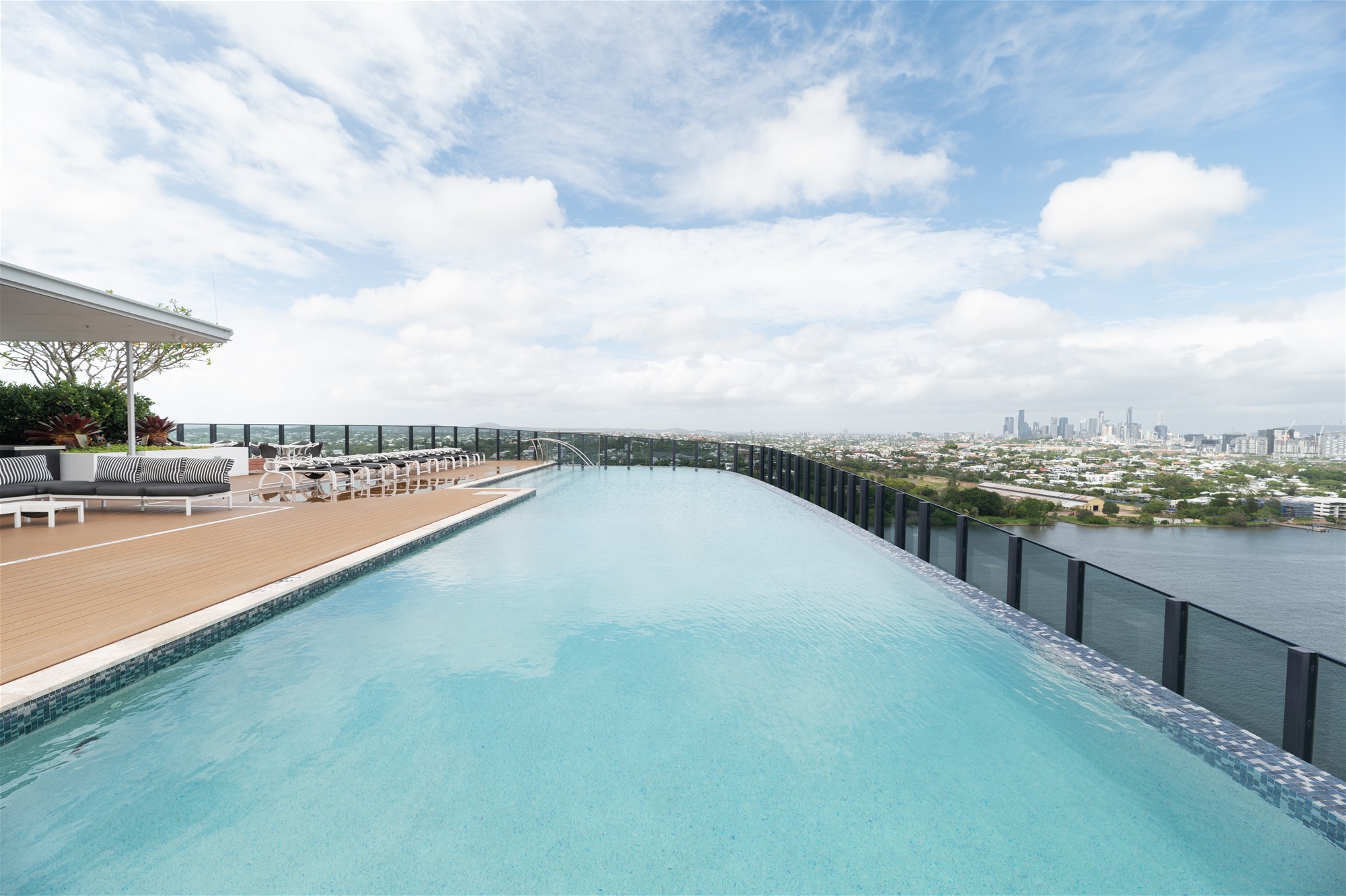 Riverside Elegant Living: Portside 2-Bed/2 2