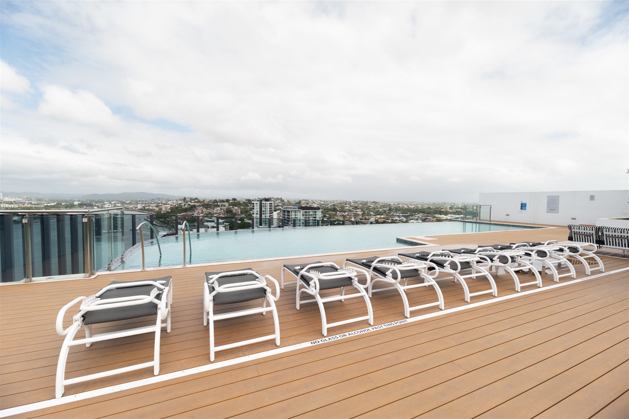 Riverside Elegant Living: Portside 2-Bed/2 37