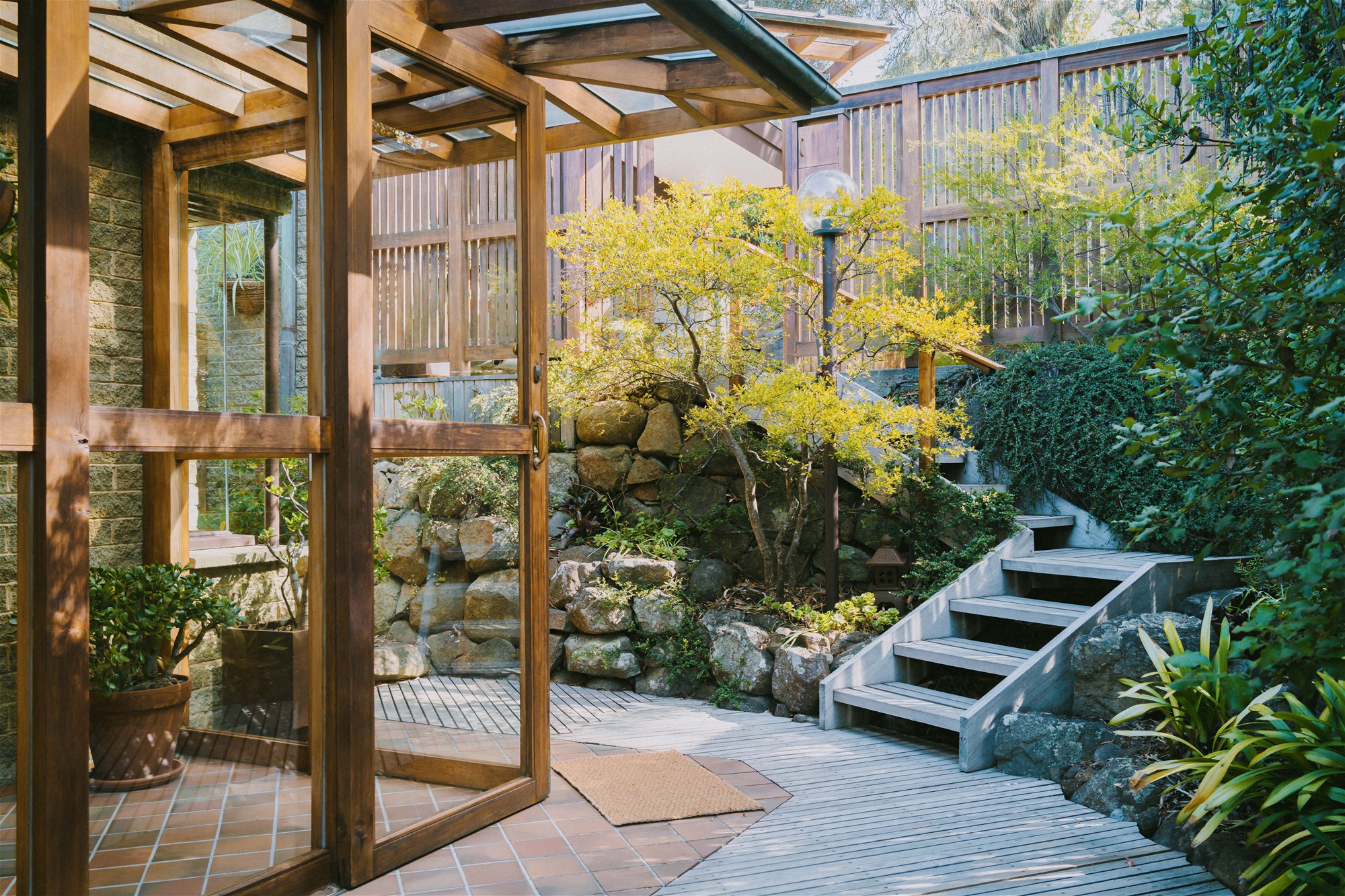 SUBURBAN ZEN – DISTINCTIVE ARCHITECTURE 23