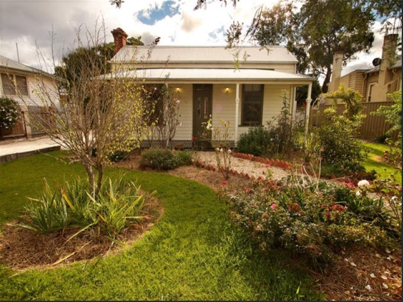 Charming city fringe cottage with 12