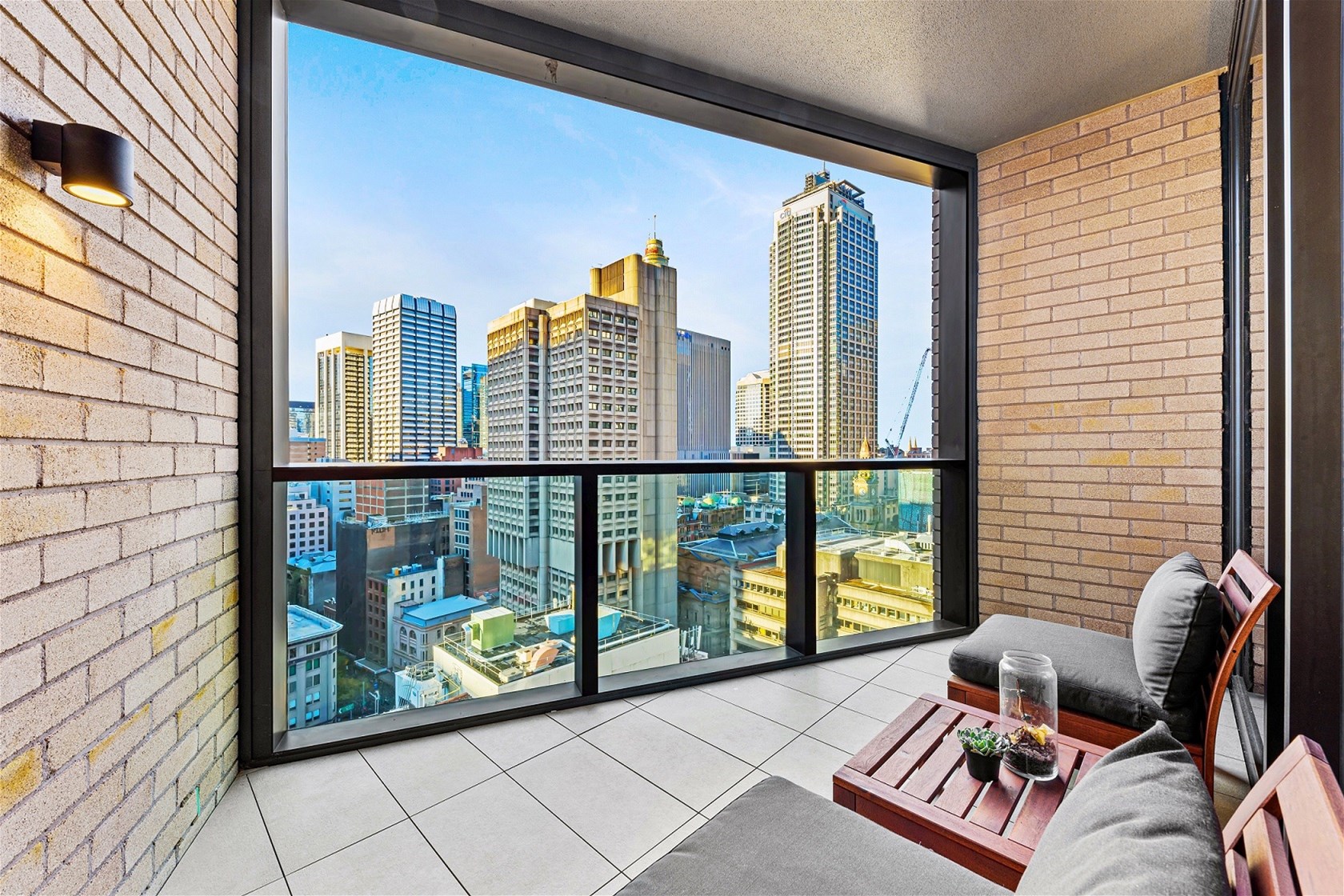 Luxury two beds apartment with car space in Sydney CBD with QVB view