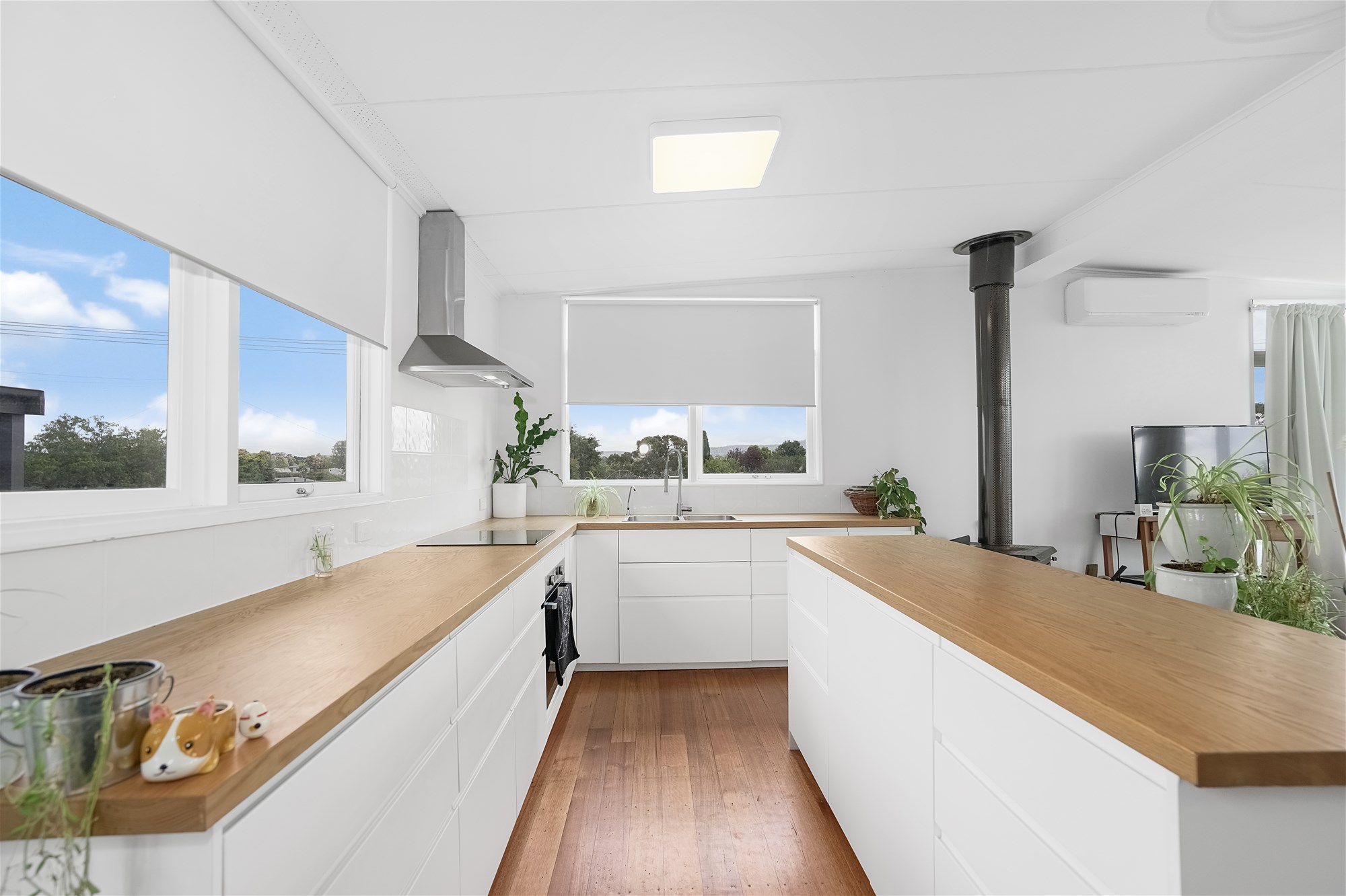 Light Filled Beautiful Home with 7