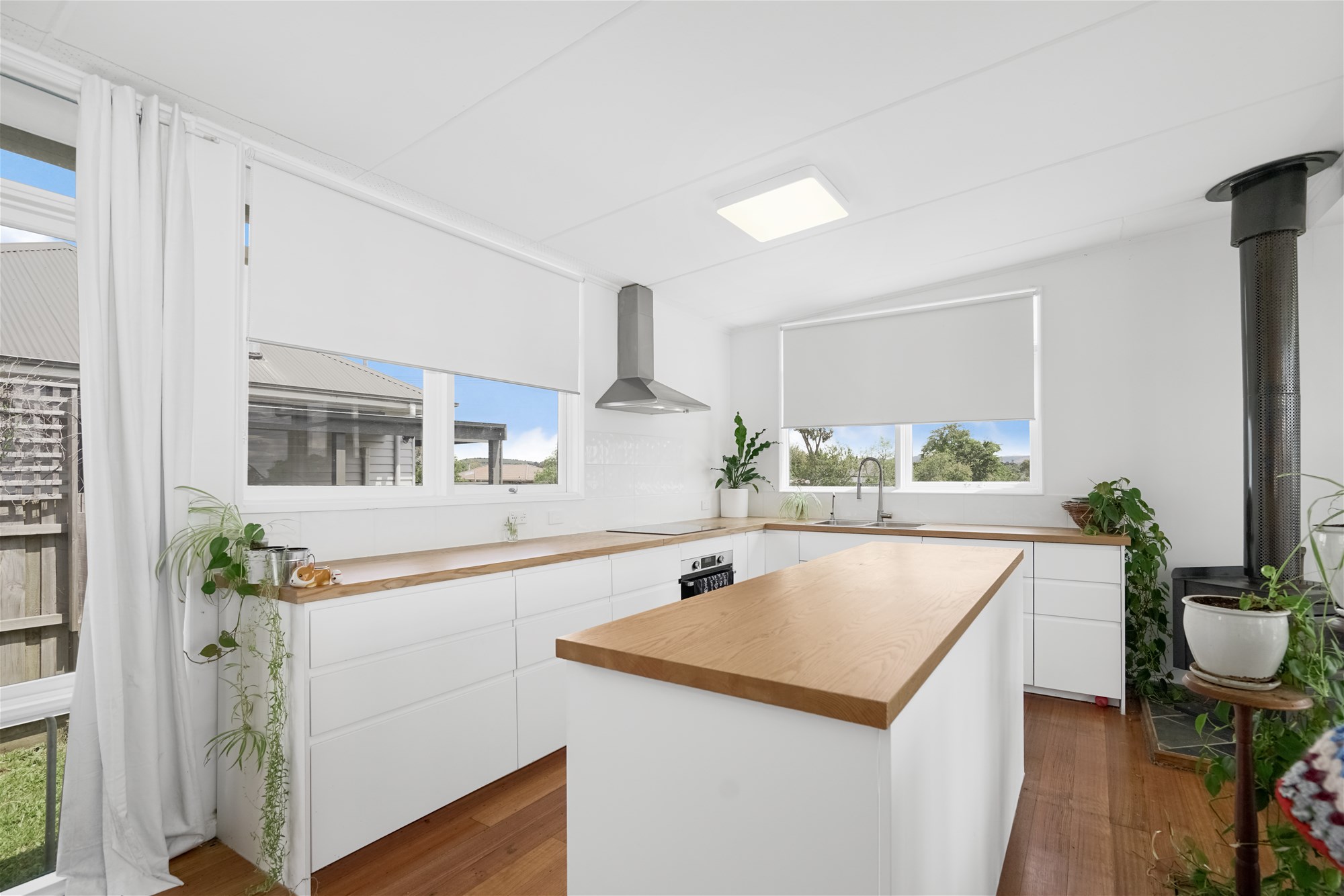 Light Filled Beautiful Home with 6