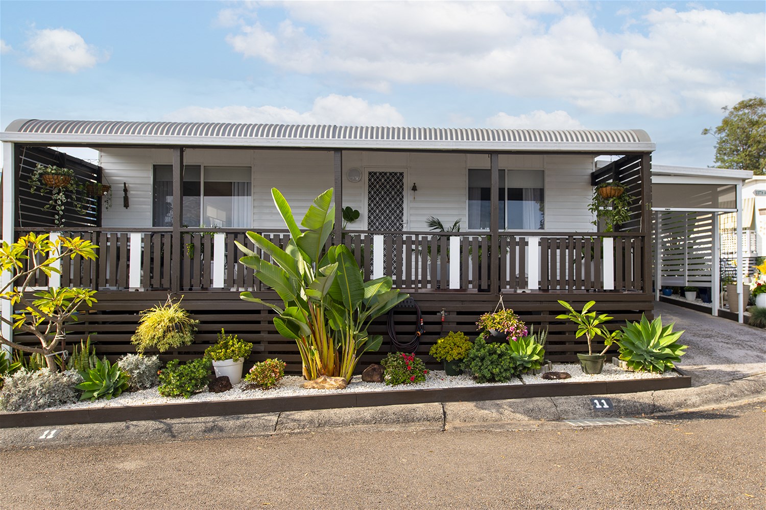 DEPOSIT TAKEN – UNDER CONTRACT – Presented with total Perfection – Super Convenient