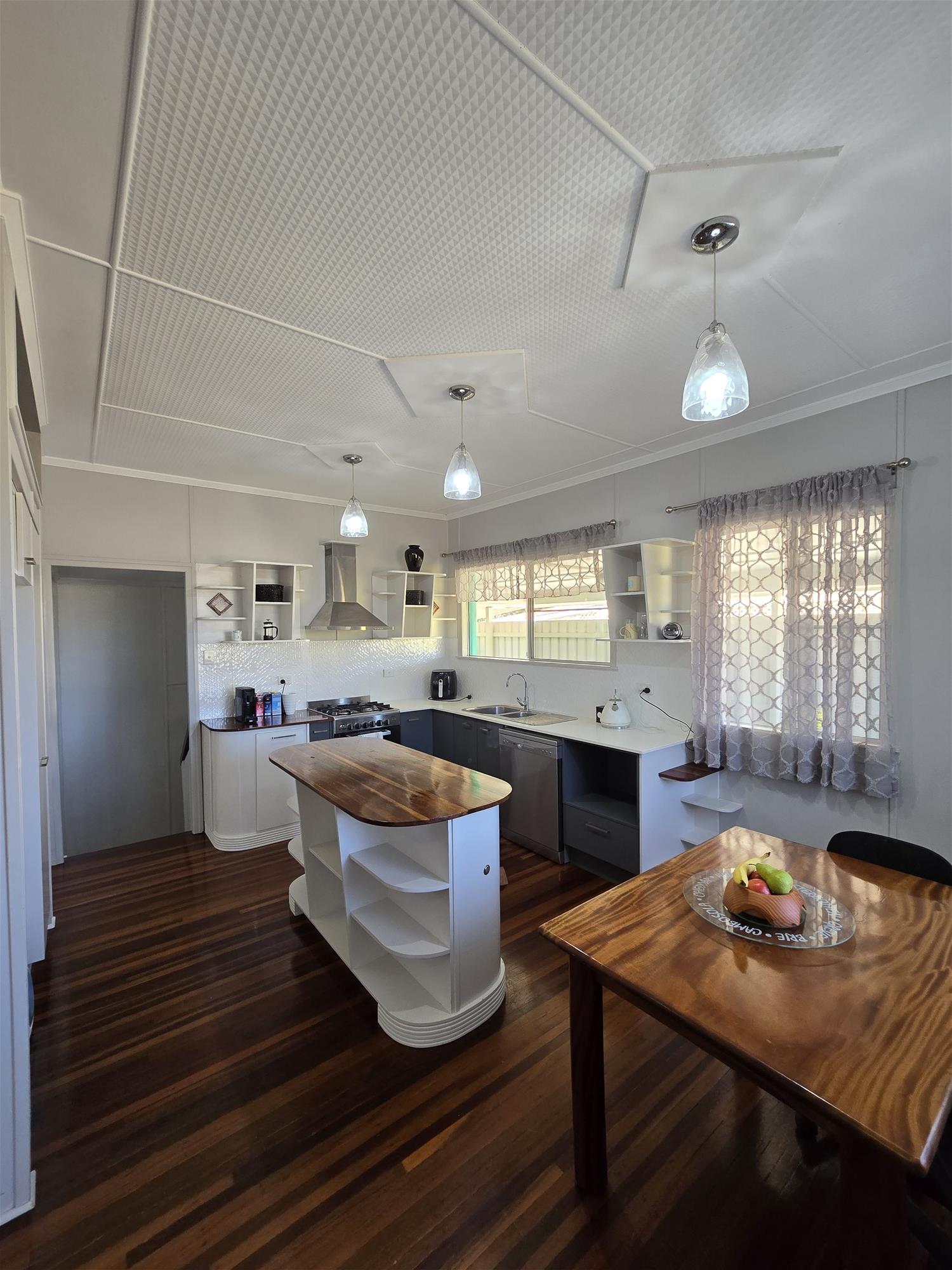 Serious sellers, immaculate home! 8