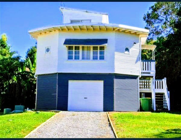*CLASSIC ELEVATED PERIOD NAUTICAL CHARM-ART DECO POLE BEACH PAD W STUNNING LUCAS PASSAGE SEA & STRADBROKE ISLAND VIEWS-SOMETHING QUIRKY & ORIGINAL!*