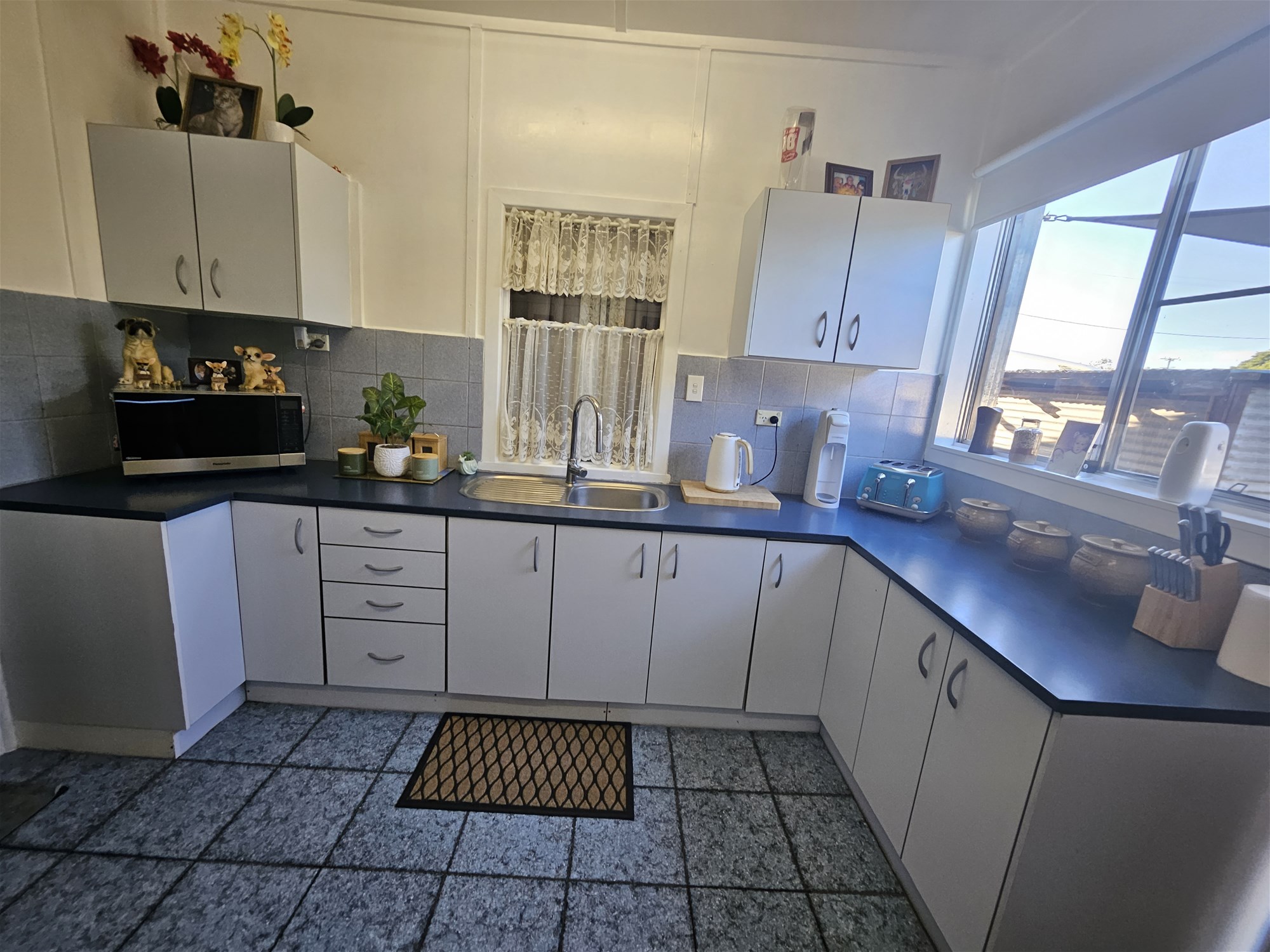 House with shop attached 4
