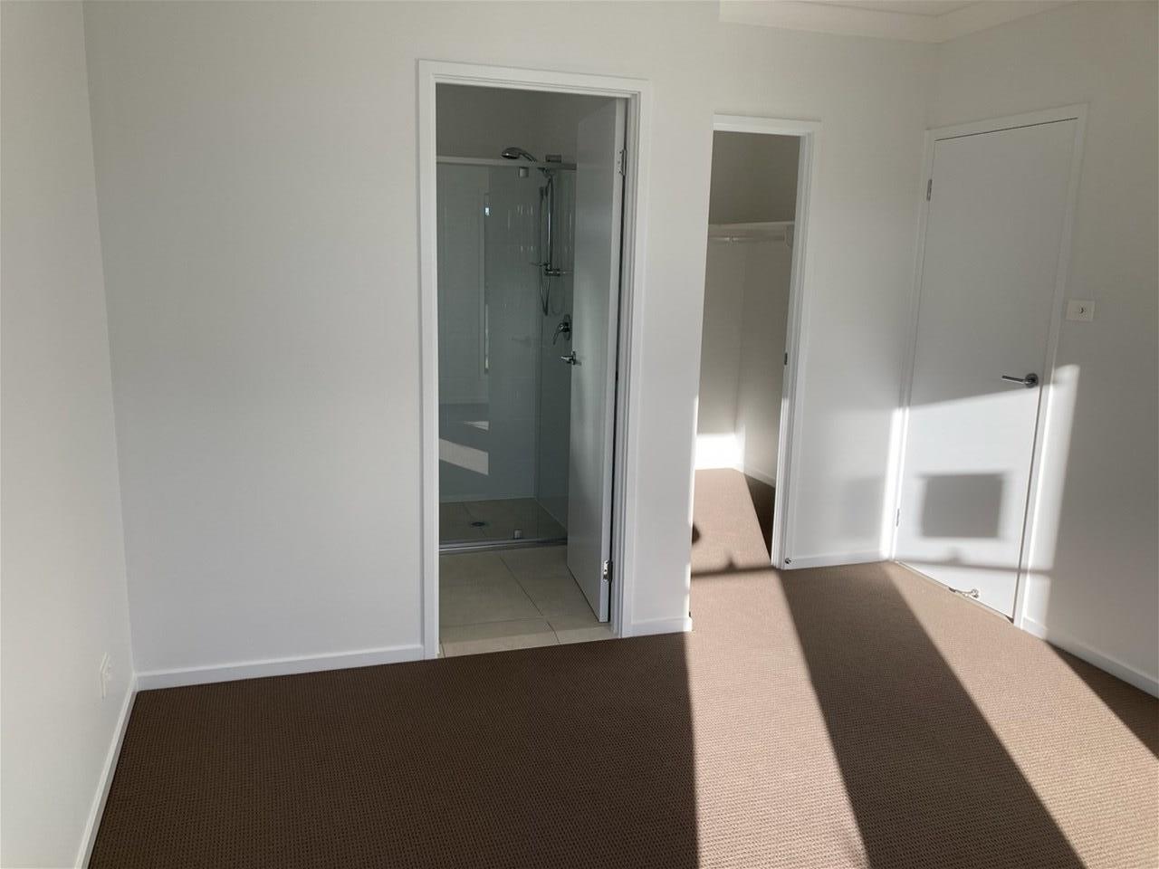 Stunning, newly built home – 8