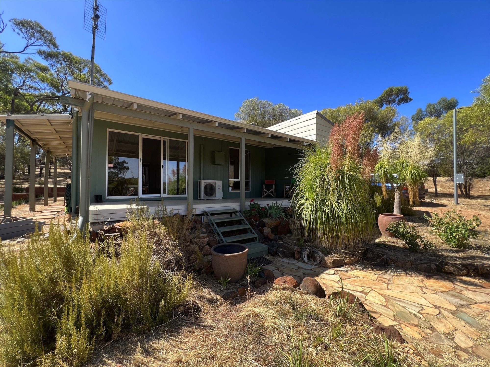 Delightful 3 x 1 Country Home on Huge Private 2783m2 Easy Care Block, New Tall 12 x 8m Shed, Edge of Town, No Near Neighbours