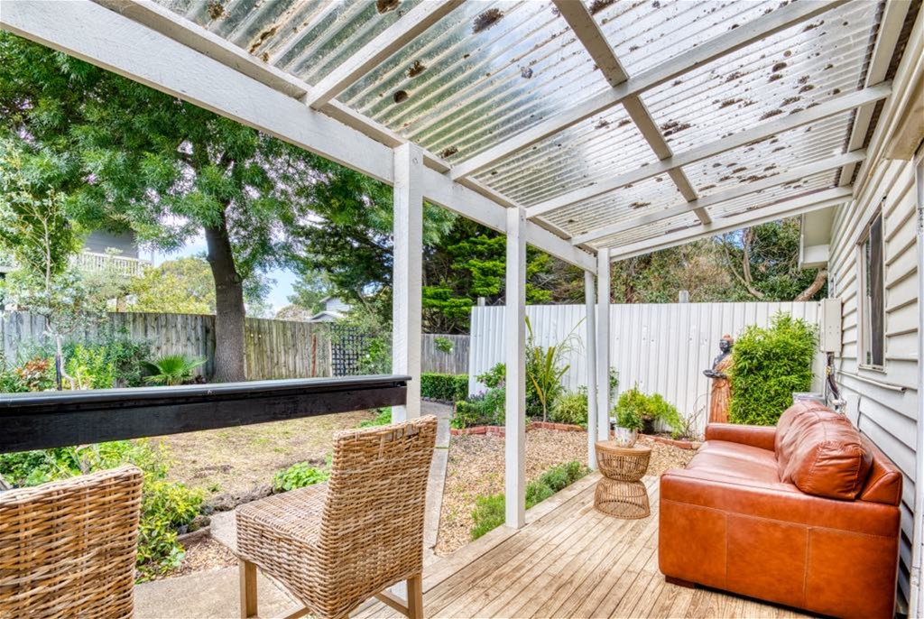 “Charming Seaside Retreat: short stroll 12