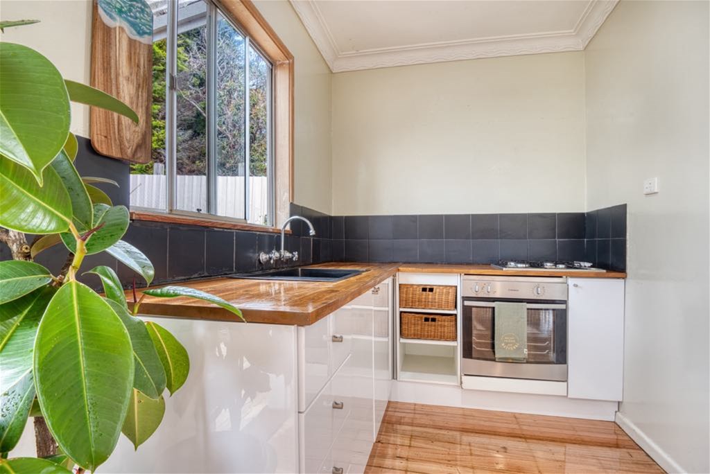 “Charming Seaside Retreat: short stroll 6