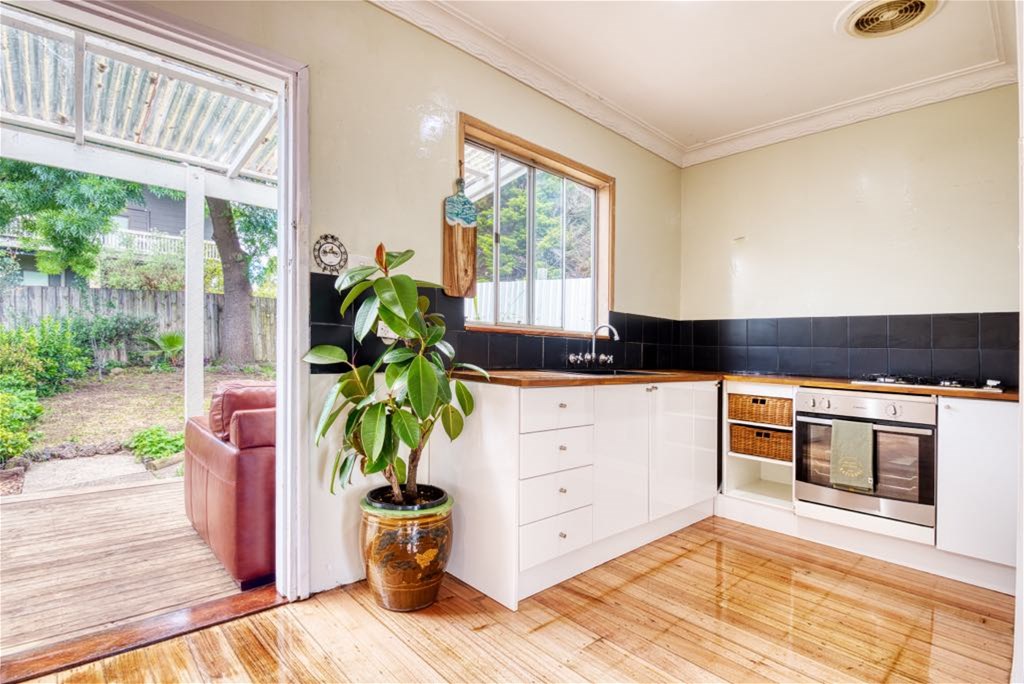 “Charming Seaside Retreat: short stroll 11