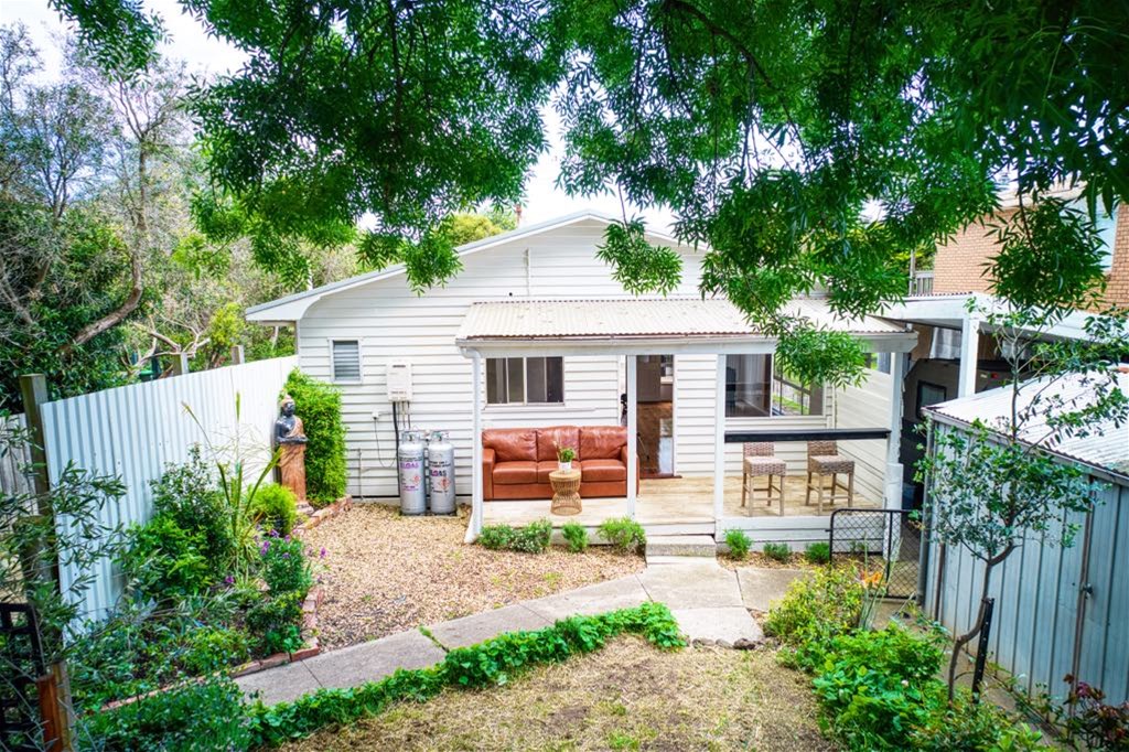 “Charming Seaside Retreat: short stroll 14