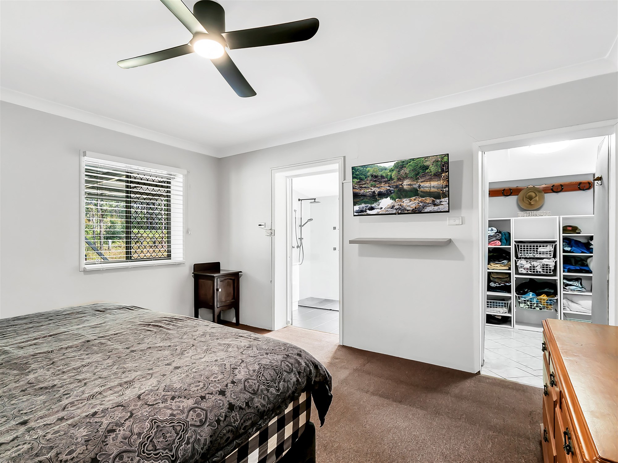 Versatile Shed Style Home on 7