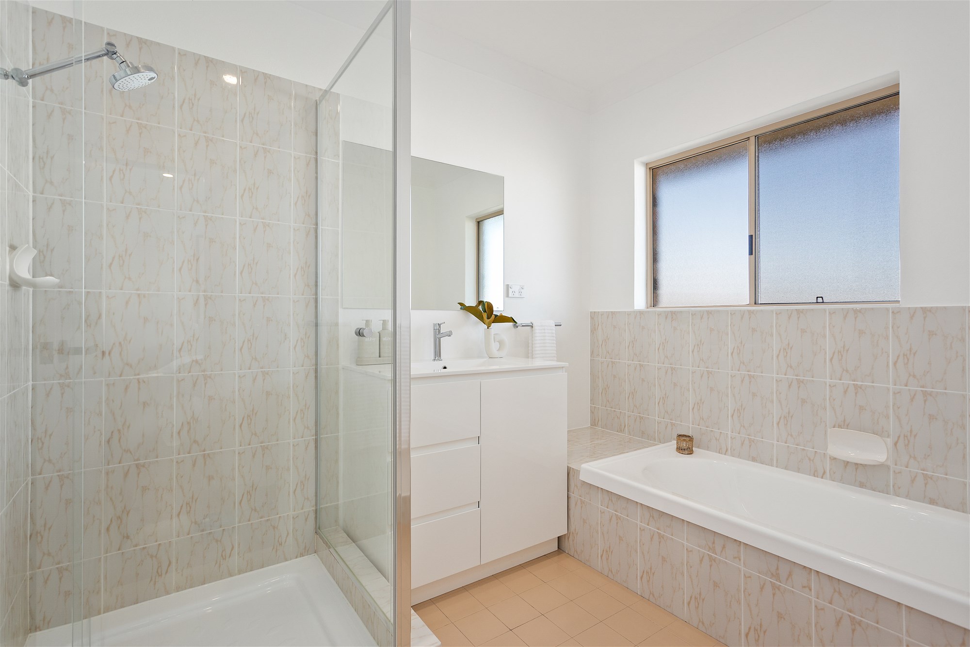 Stunning Apartment in Desirable East 6