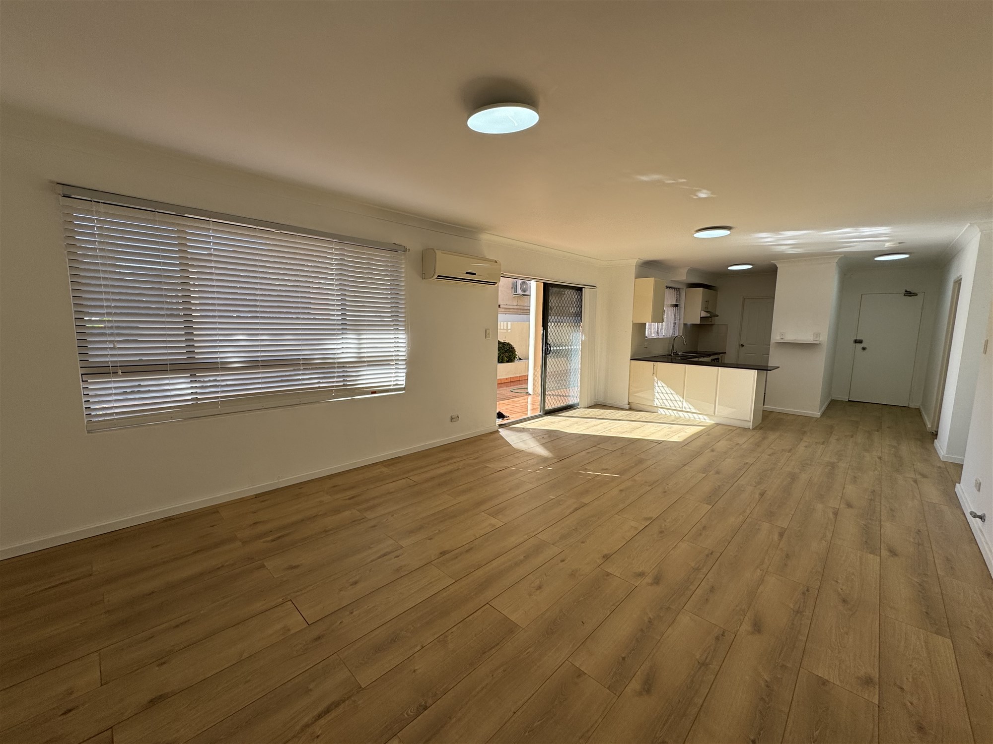 Modern Executive Apartment – Light-Filled, 5
